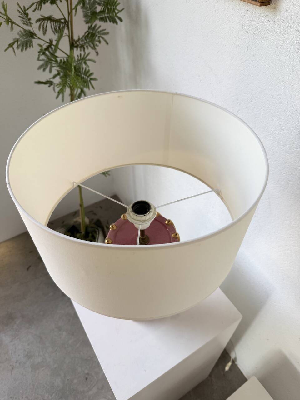 Pink and gold ceramic tripod table lamp