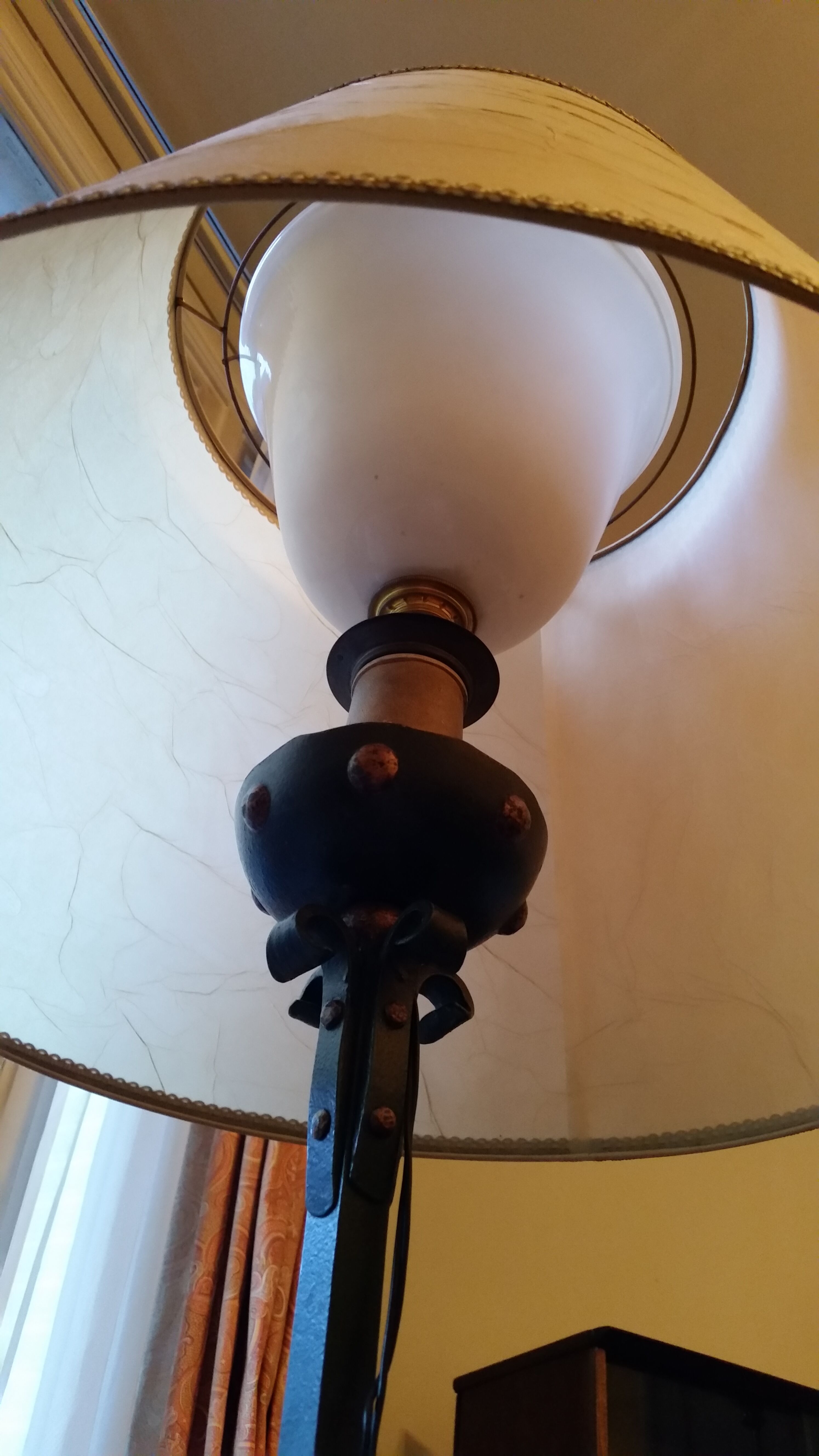 Lampadaire en fer forgé tripode des années 50