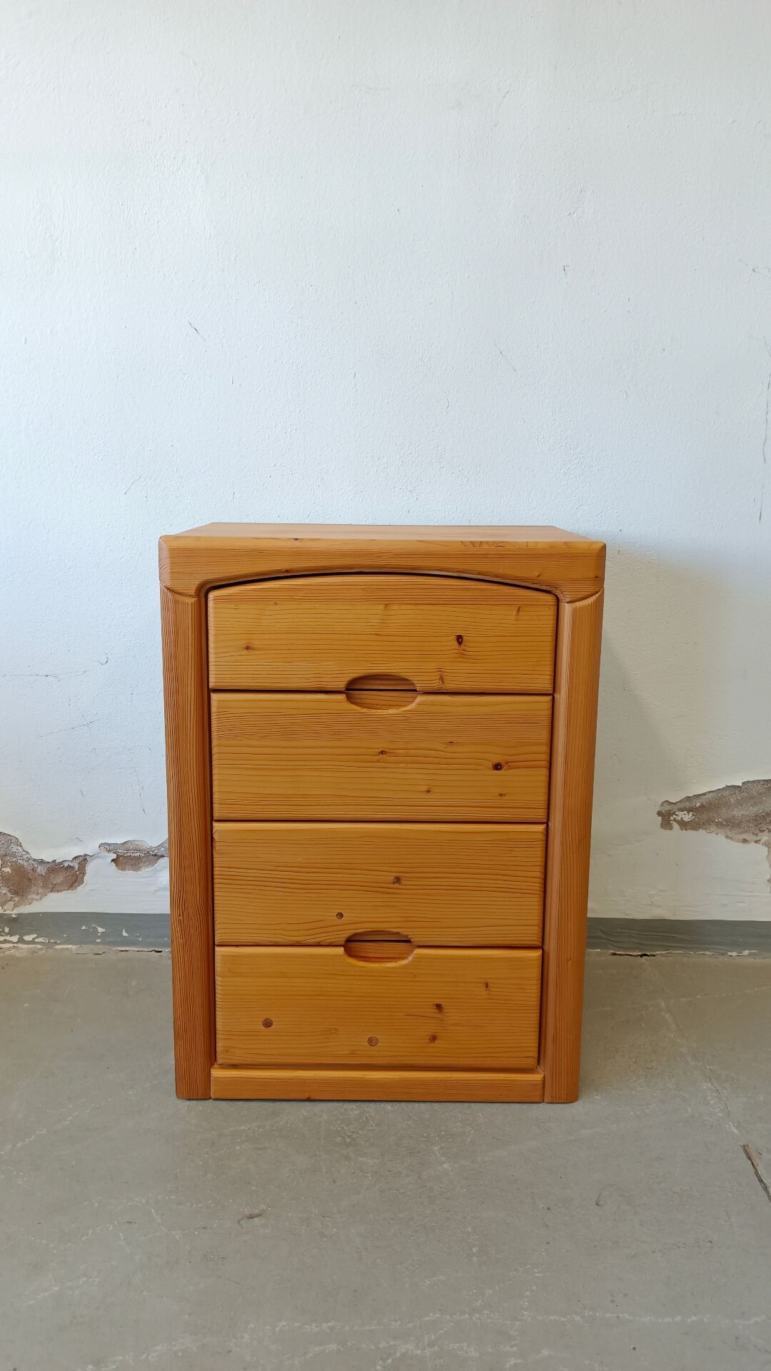 Pine chest of drawers