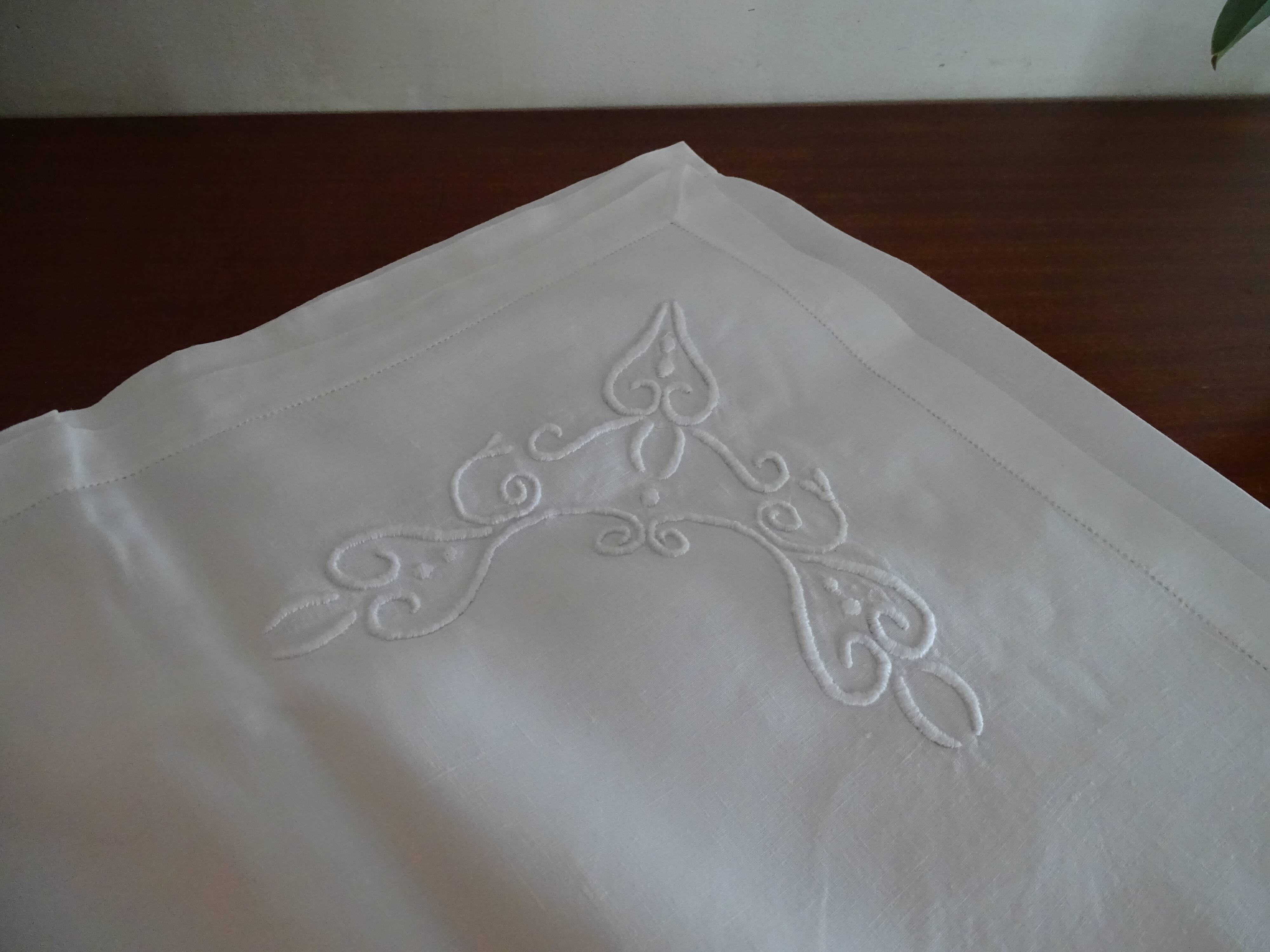 Embroidered tablecloth 370 x 170 old