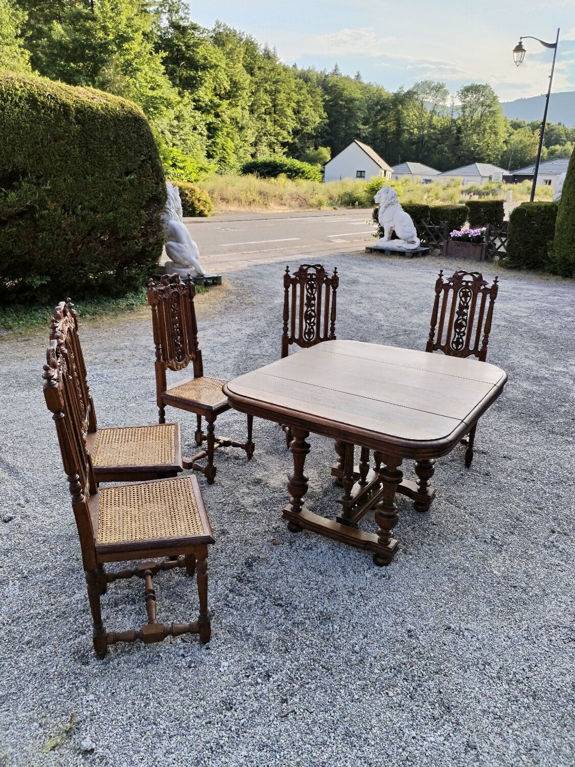 Table en bois massif de hêtre avec 5 chaises bois et cannage .