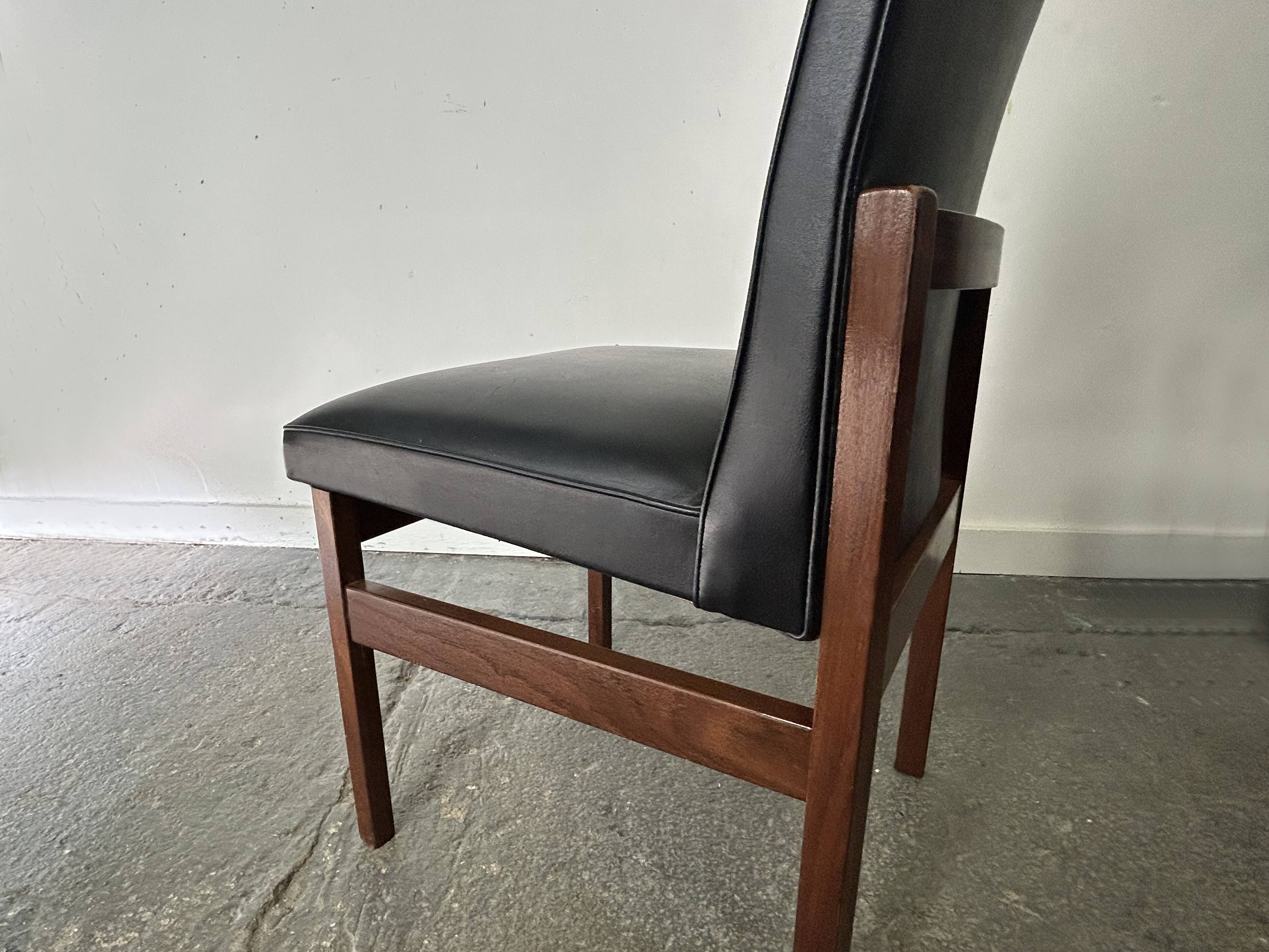 Ensemble de quatre chaises de salle à manger en teck Vanson Peter Hayward d'époque mid-century, noires d'origine.