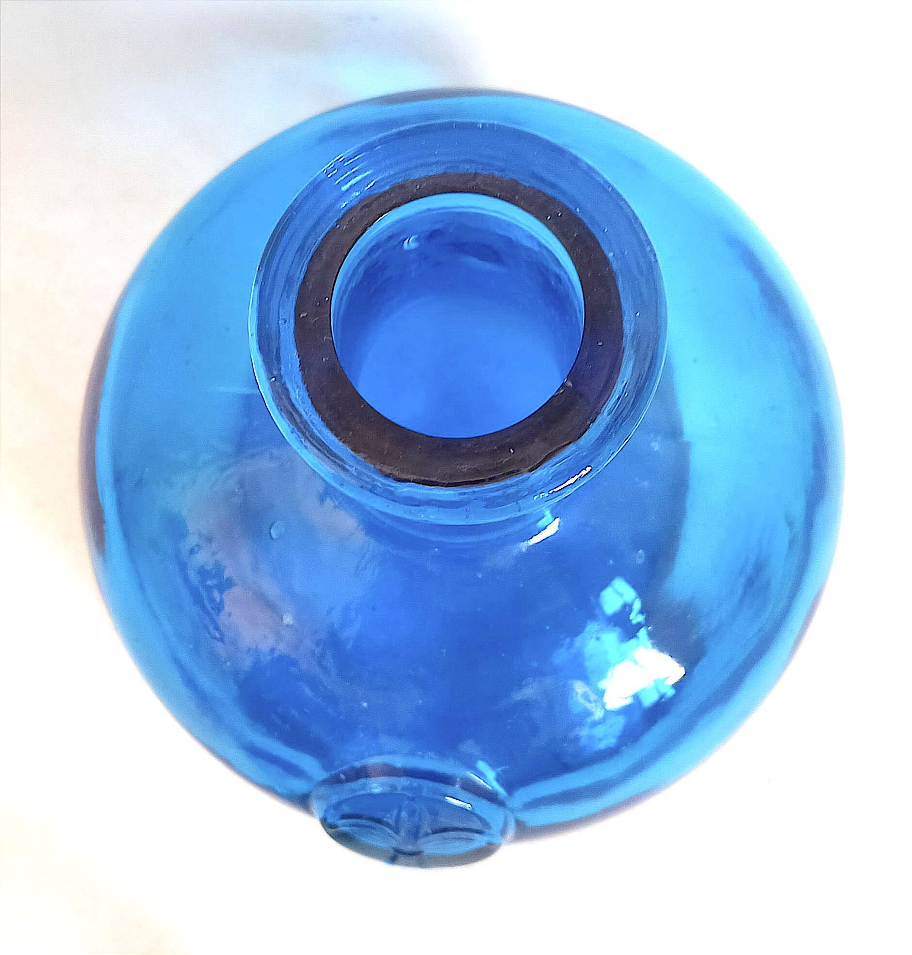 Carafe with blue Empoli stopper from the 70s Height 24.5 cm