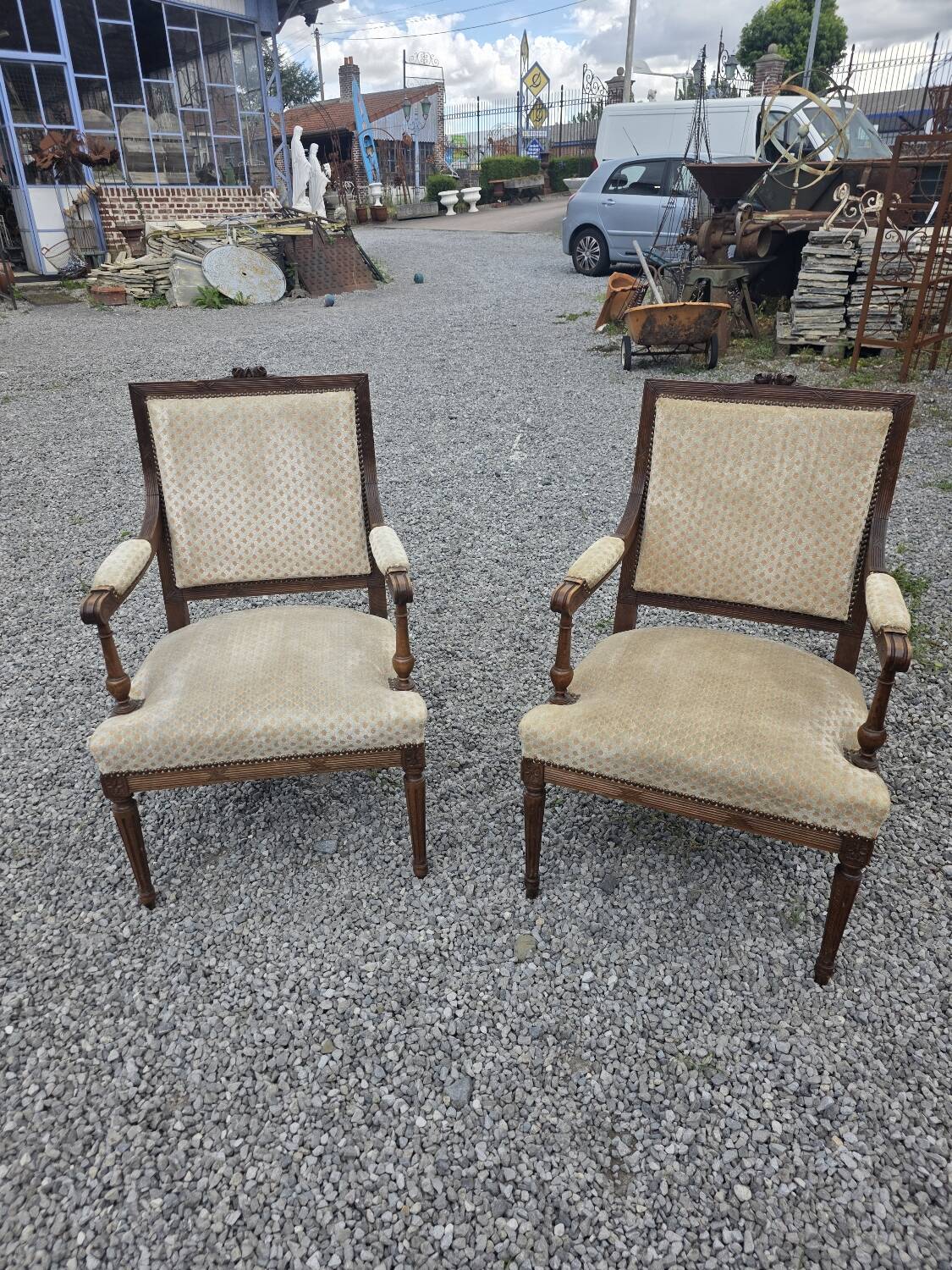 Paire de fauteuils style Louis XVI