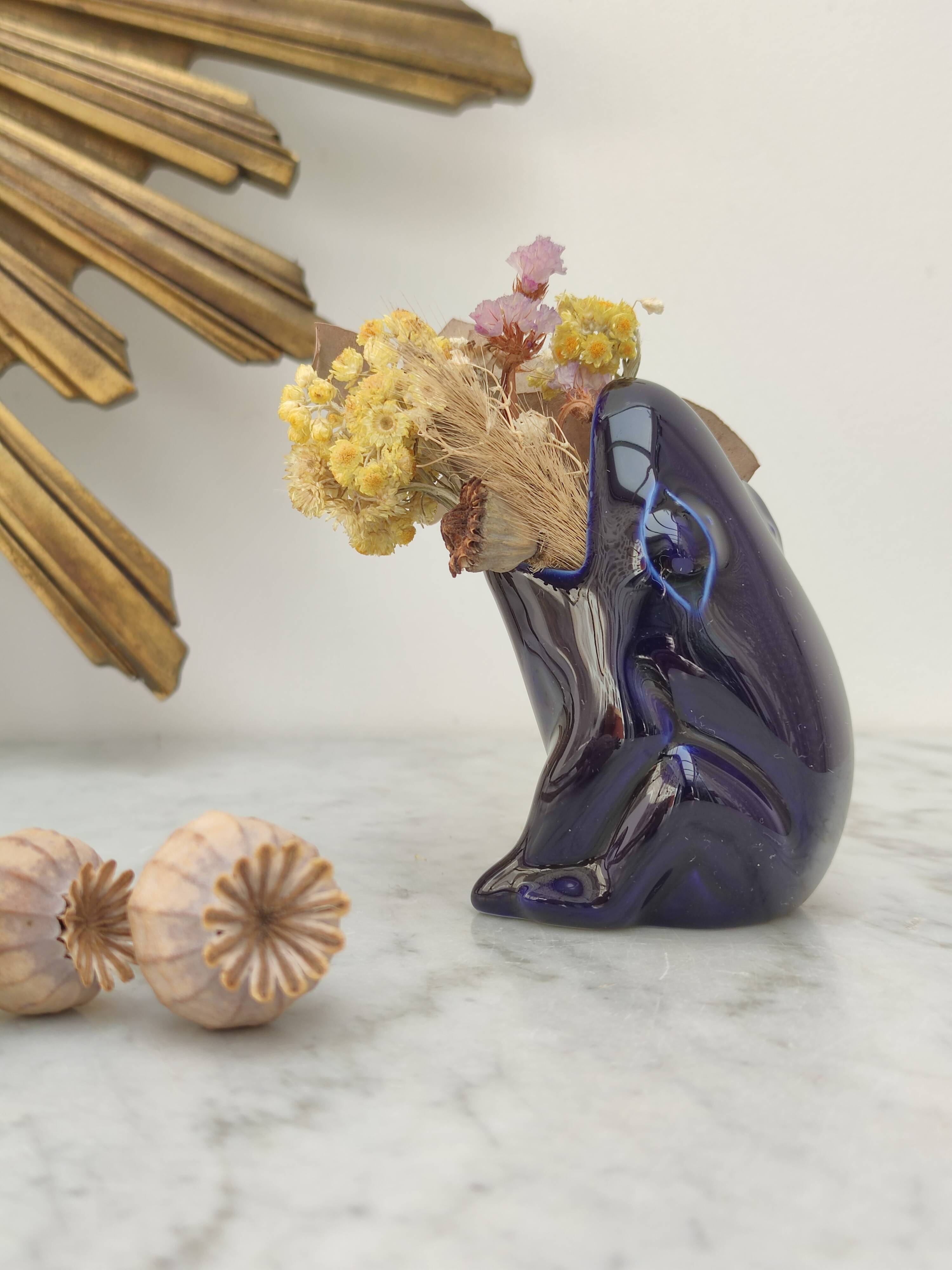 Frog carries bouquet