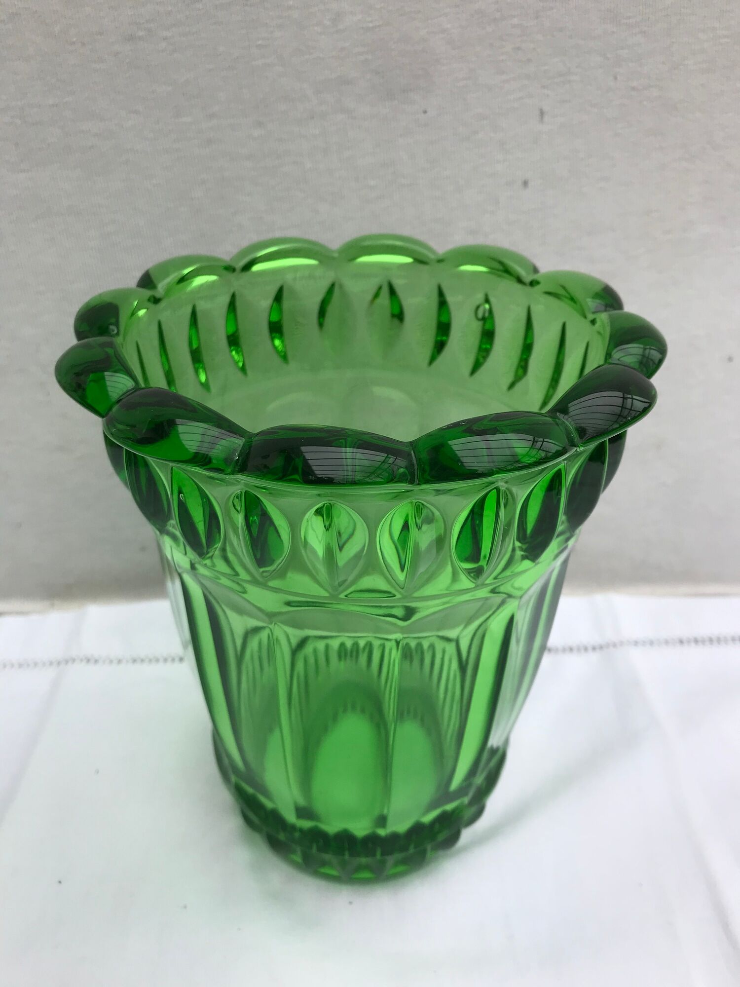 Former Vase ART DECO Style AVEN Glass Green Mold Vintage Decoration