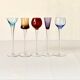 Cinq verres à liqueur colorés sur pied