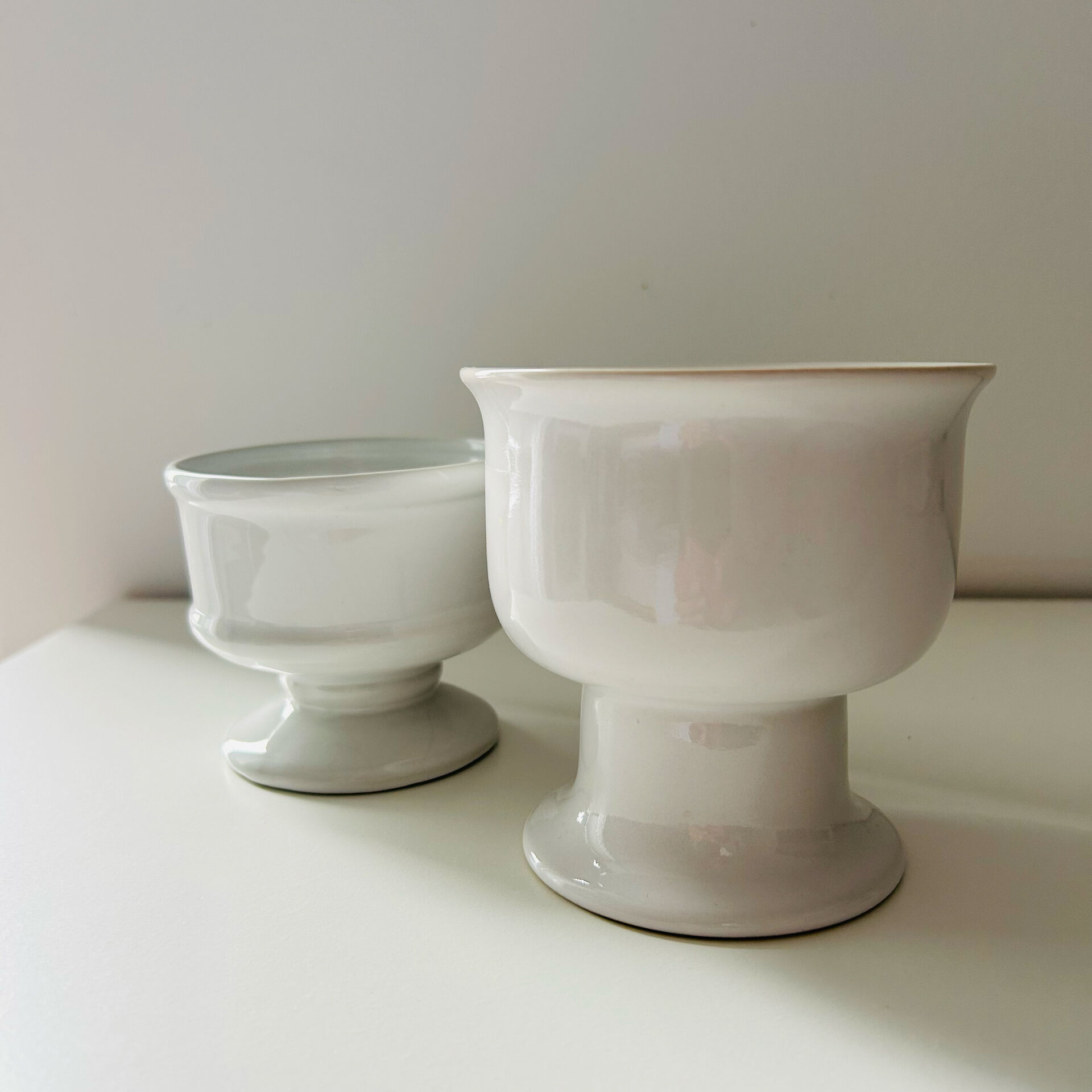 Paire de petits vases blancs 