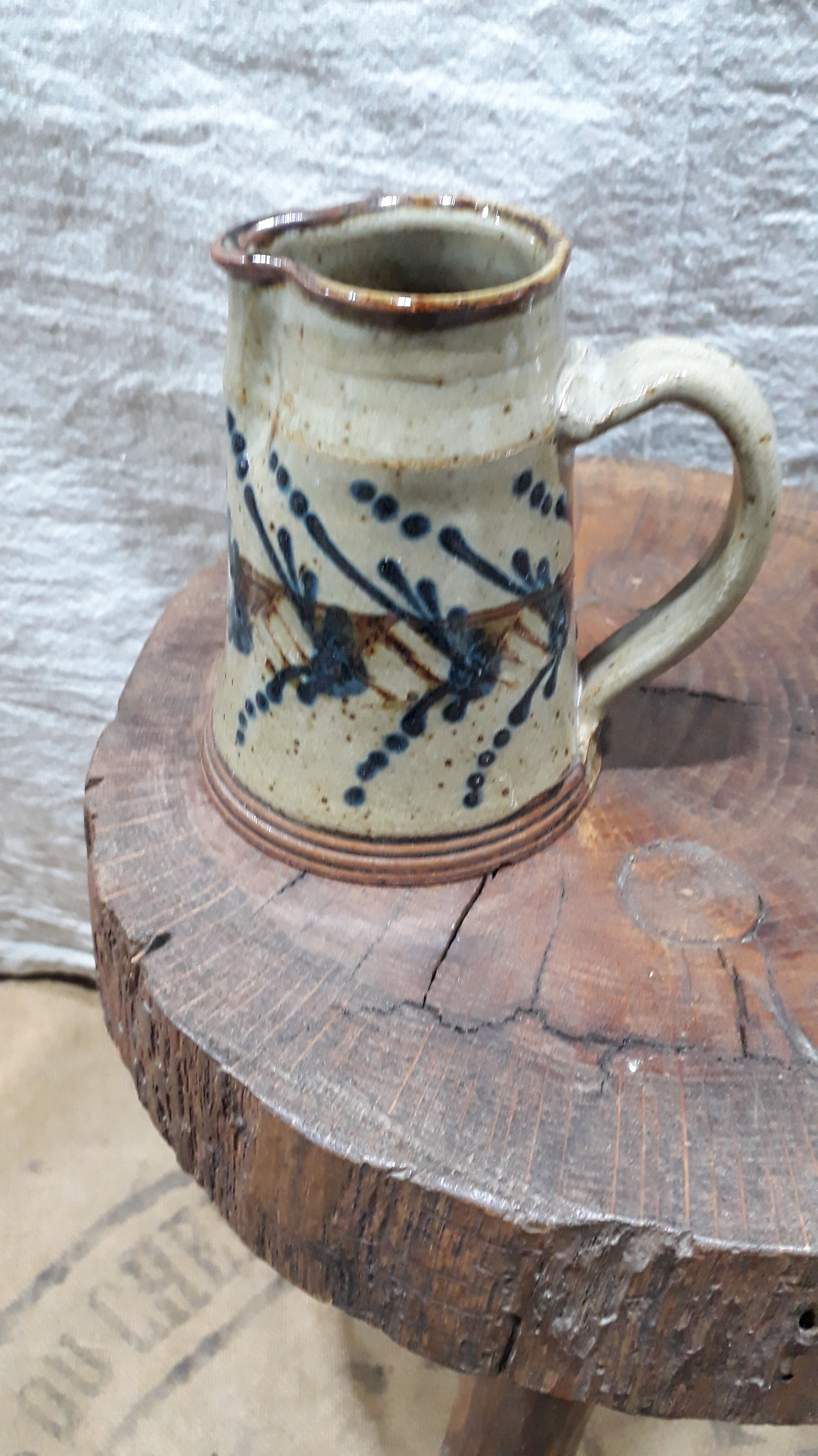 Pichet en terre de berry décoré à la main et signé