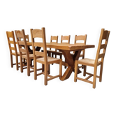 Table de ferme brutaliste avec ces 8 chaises