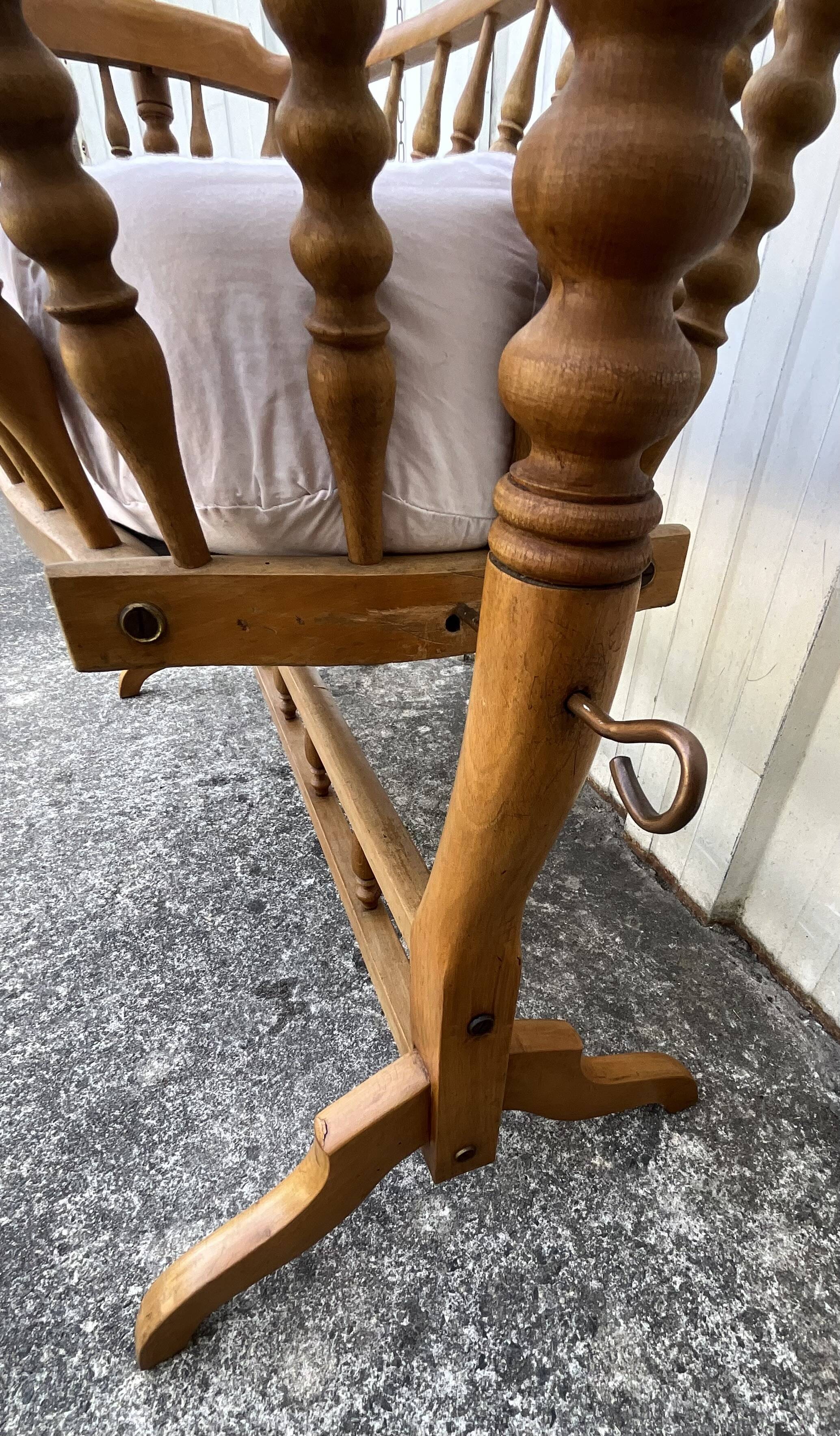 Antique cradle in solid beech – Early 20th century