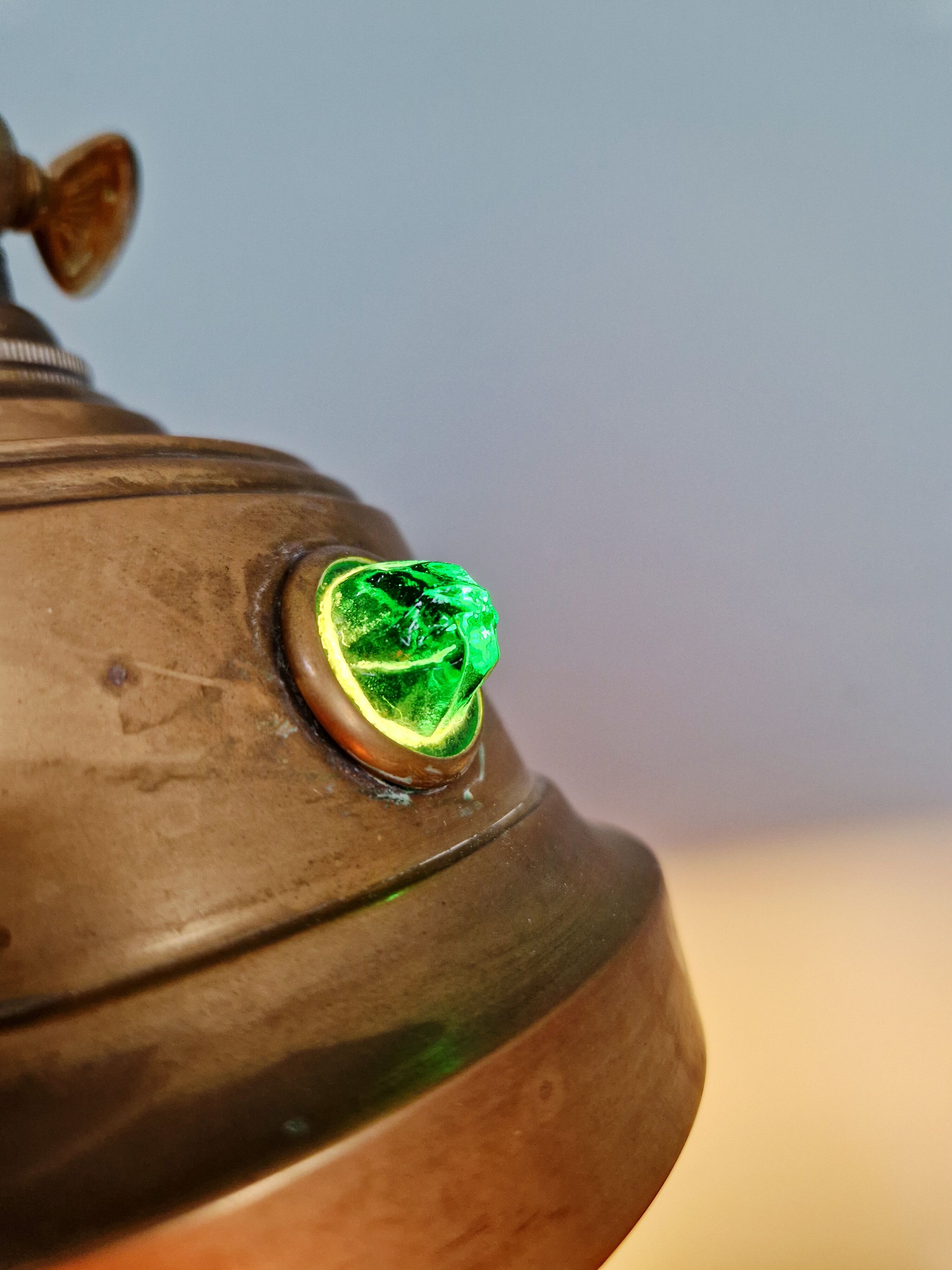 Art Nouveau desk lamp in brass on a black marble base, 1910-20.