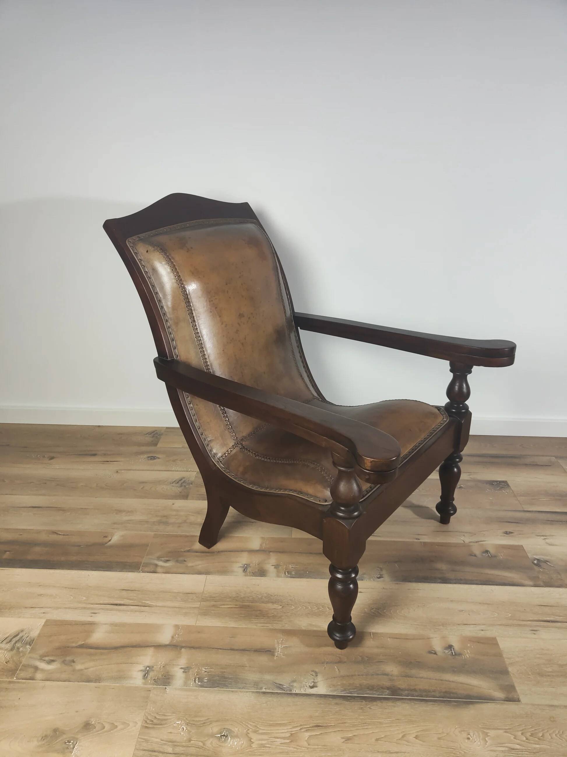 Fauteuil/chaise de château ancien avec tabouret