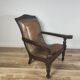 Fauteuil/chaise de château ancien avec tabouret