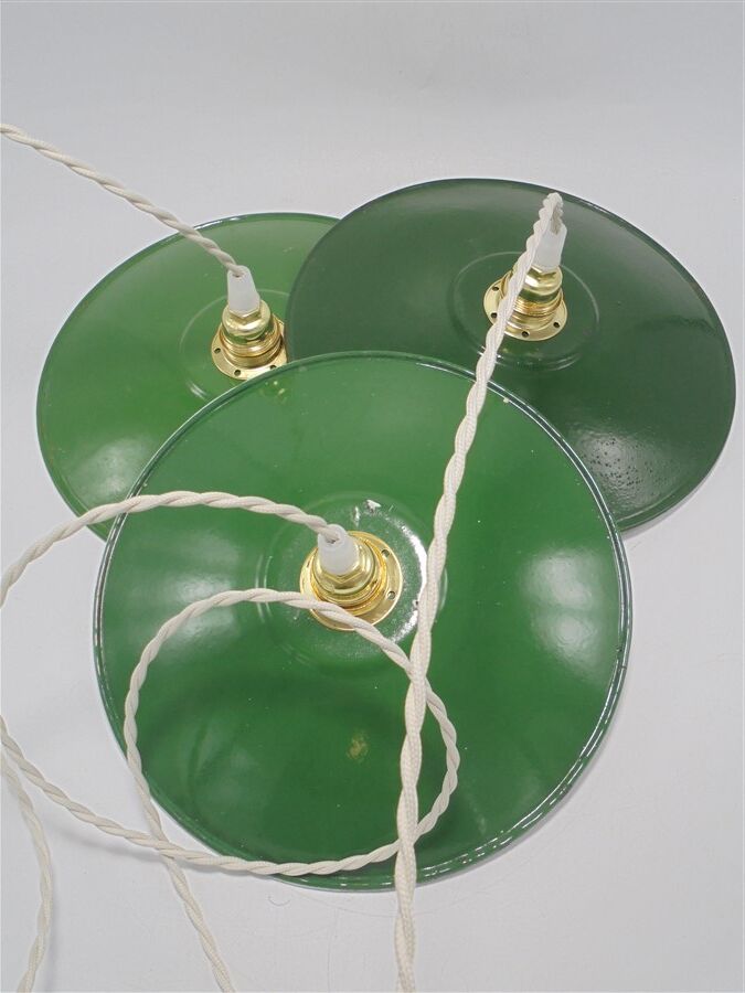 Trio of suspensions in enamelled sheet metal