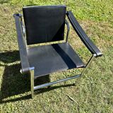 Paire de fauteuils en cuir et acier