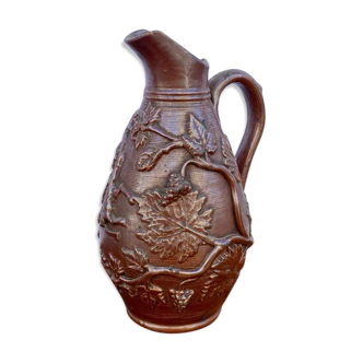 Pitcher in glazed earth for wine a foliage decoration marking b