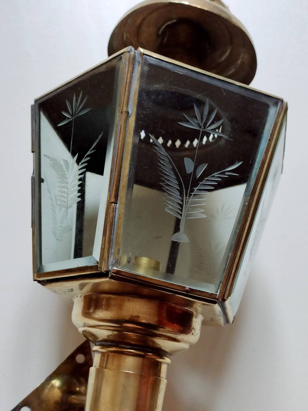 Electrified wall lamp cab lantern brass old engraved glass