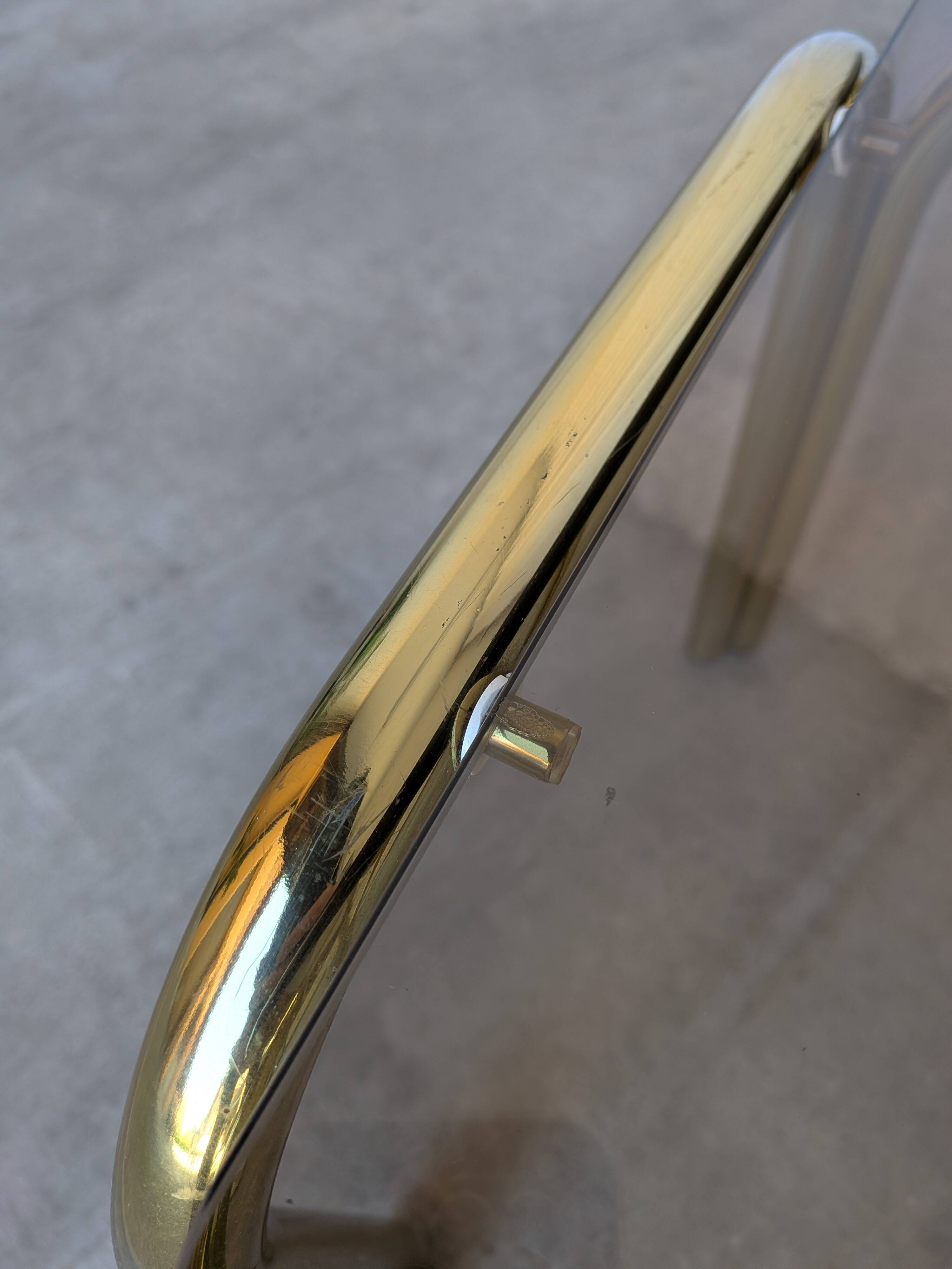 Table basse vintage en laiton et verre fumé / Moderne italien du milieu du siècle