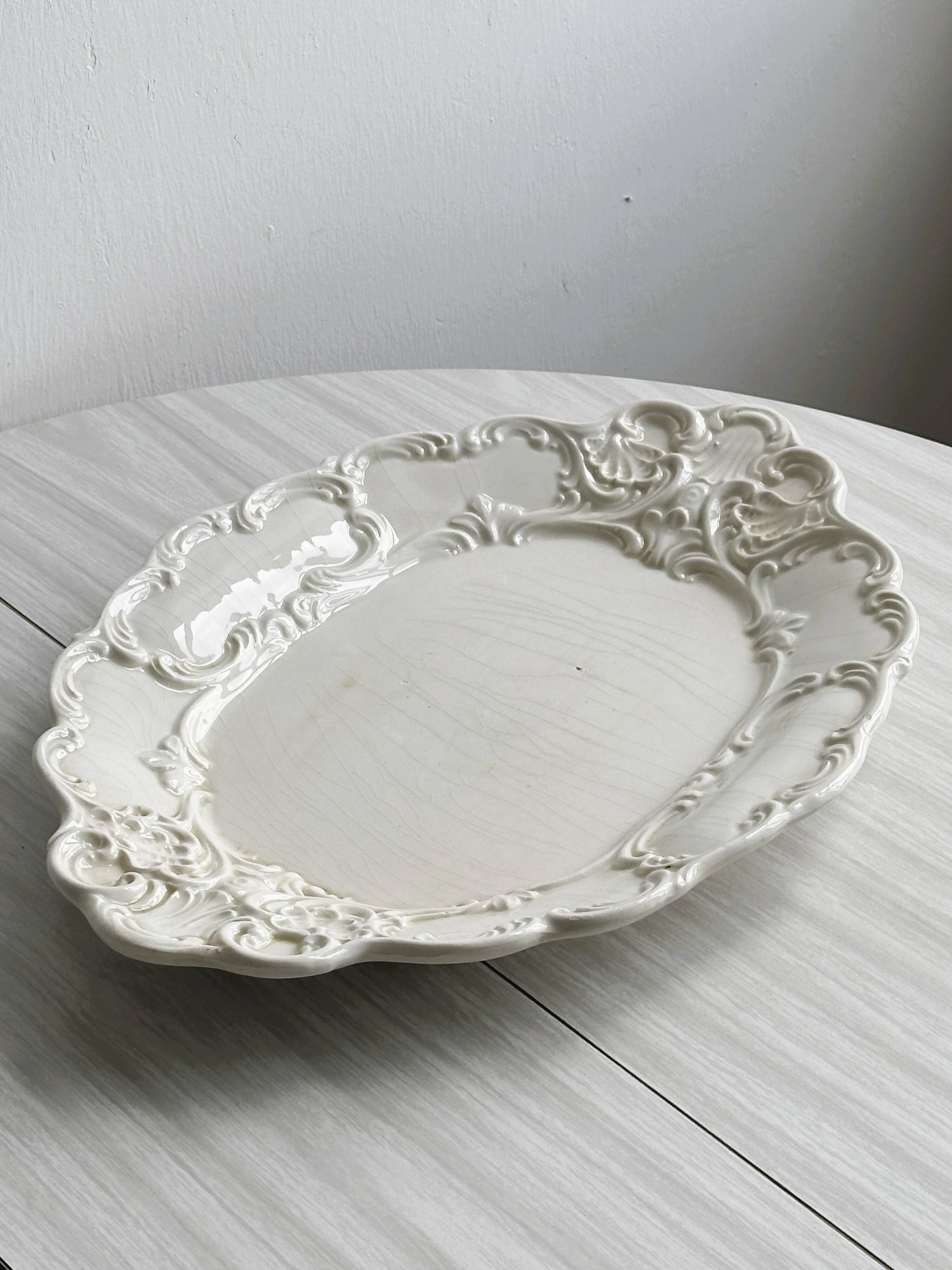 Plat ancien en céramique travaillée
