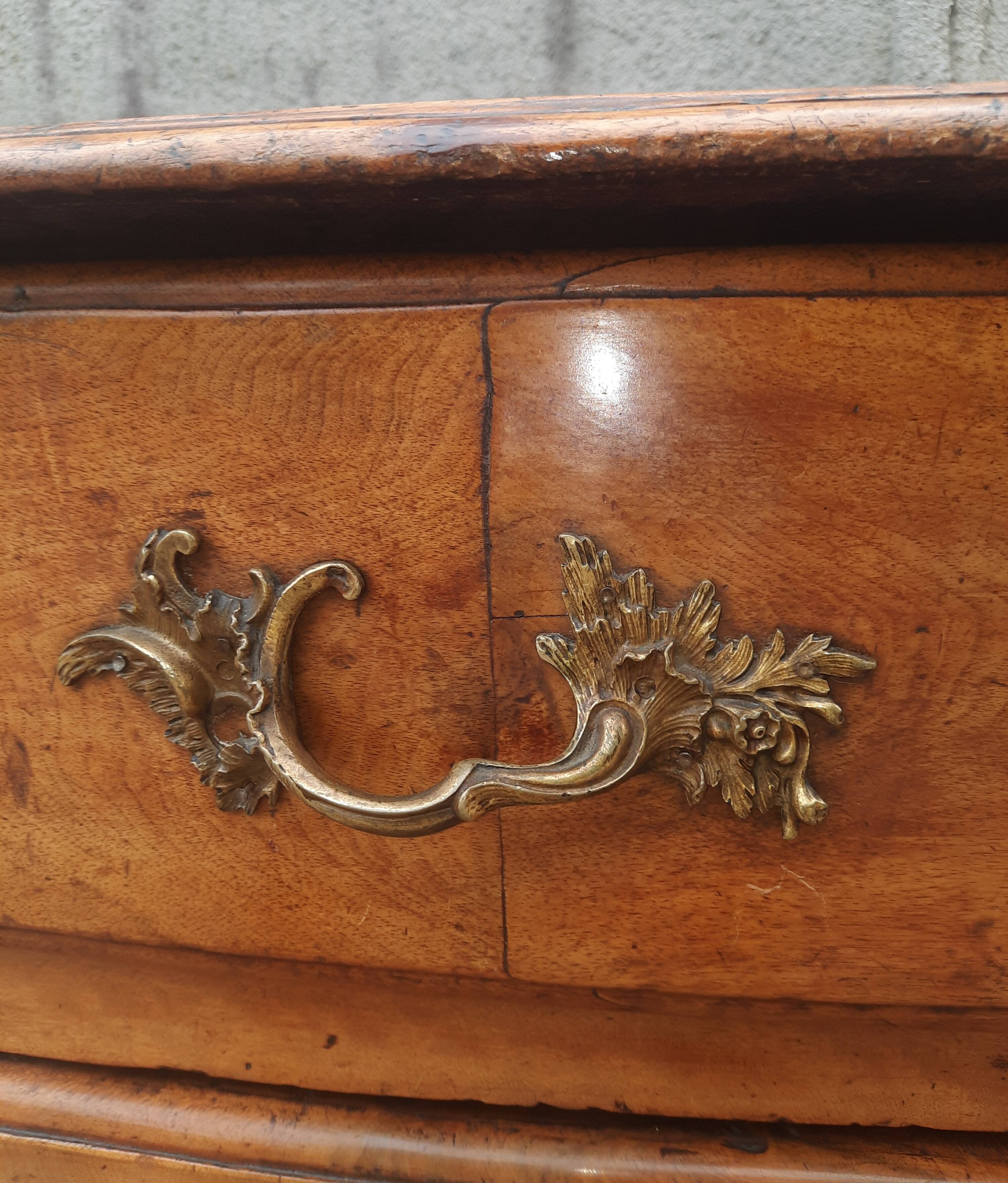 Commode en noyer massif, XVIIIème s.