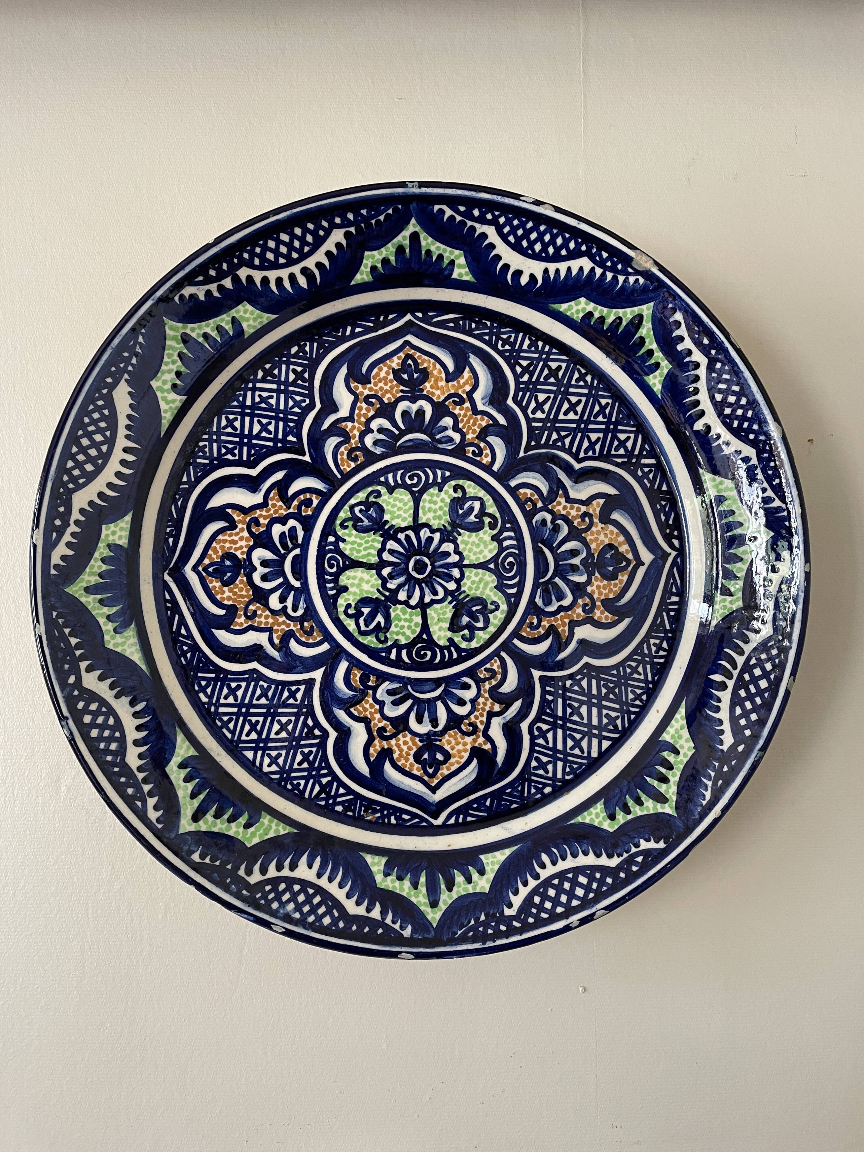 Ceramic dish signed Pascual Zorrilla