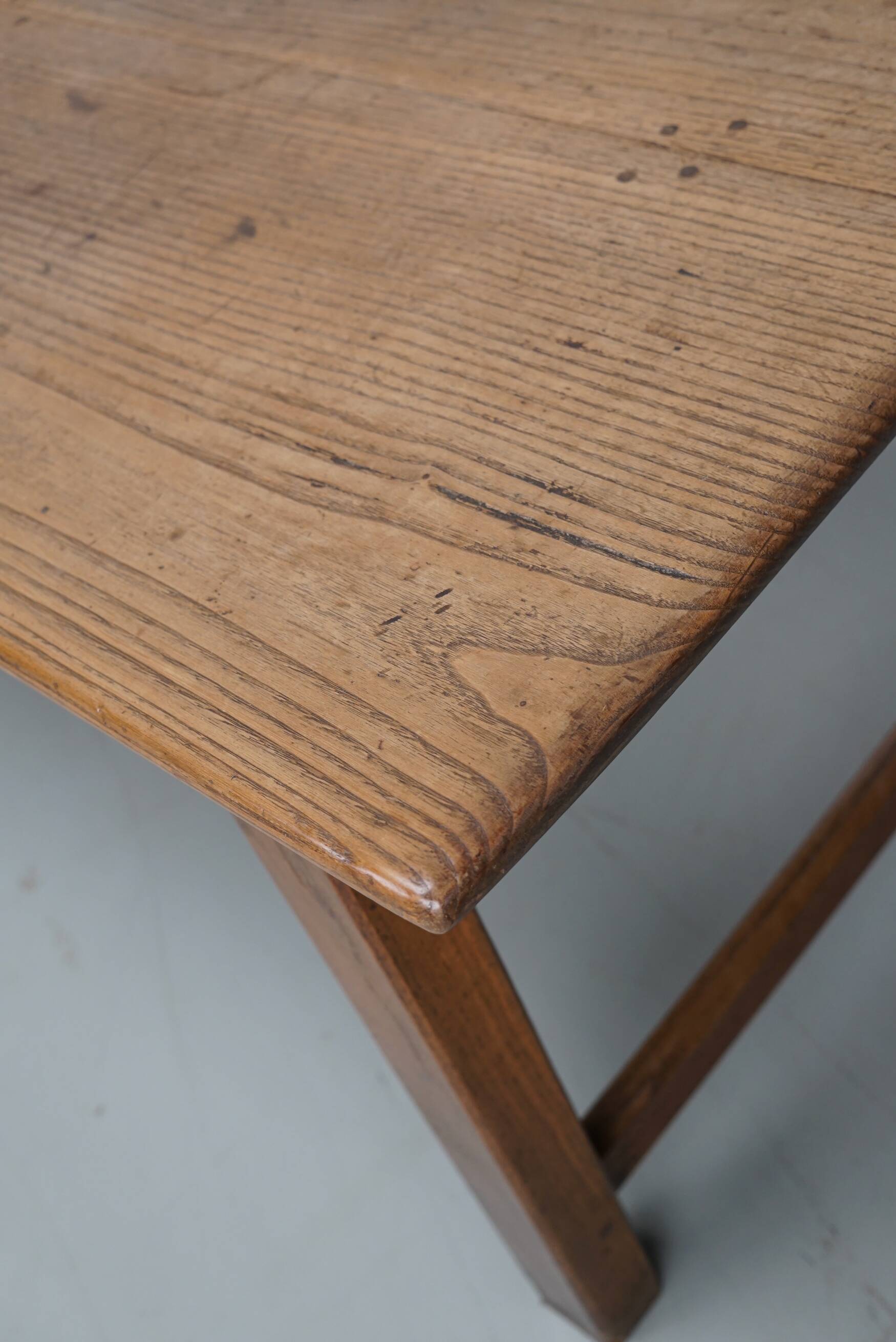 Grande table à manger rustique française du XIXe siècle en orme et chêne