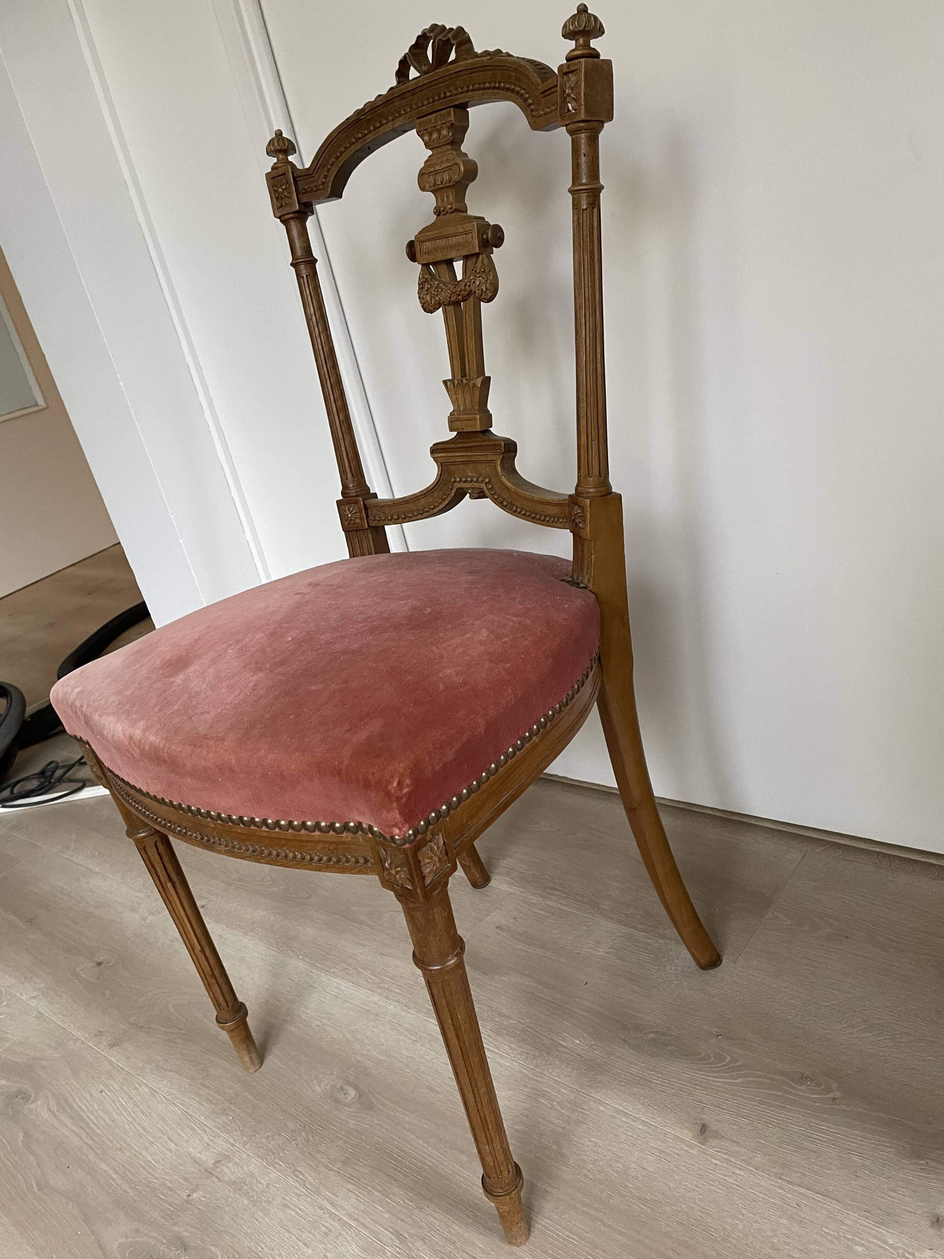 Elegant Louis XVI style chair in carved wood and antique velvet