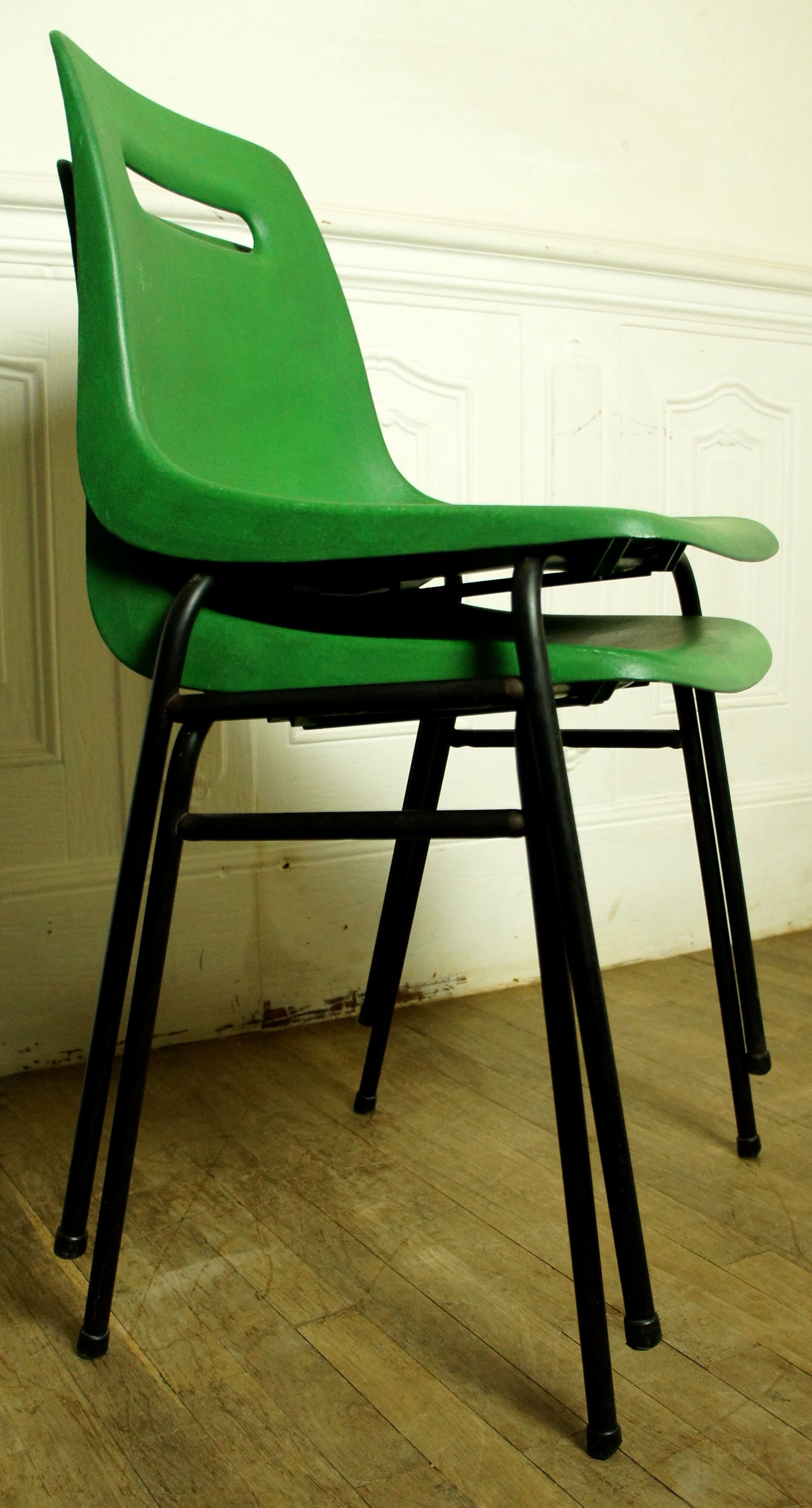 Pair of stackable Grosfillex M4 hull chairs