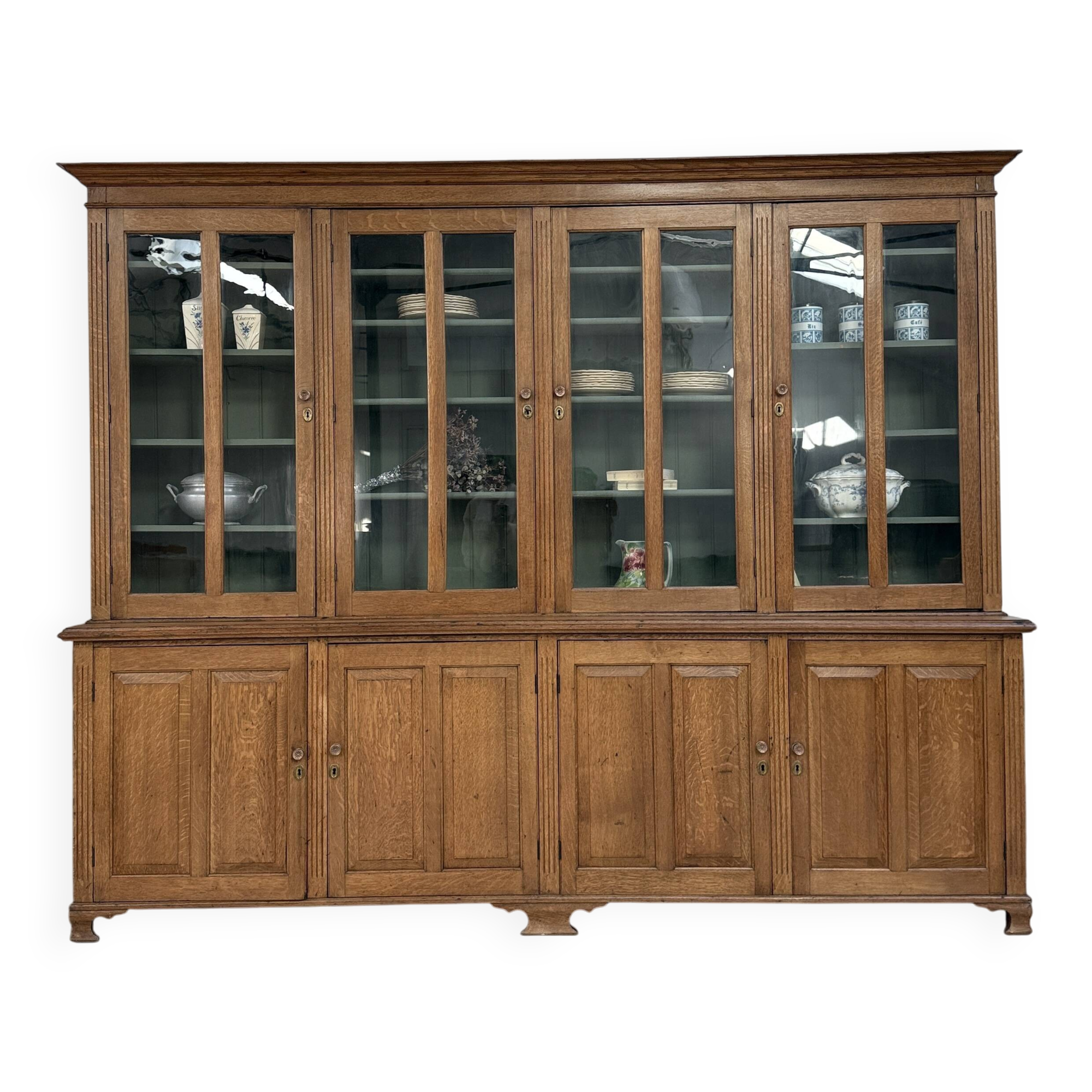 Large two-part display case (renovated)