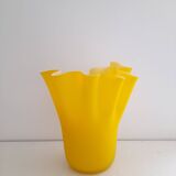 Vase mouchoir en opaline jaune satinée