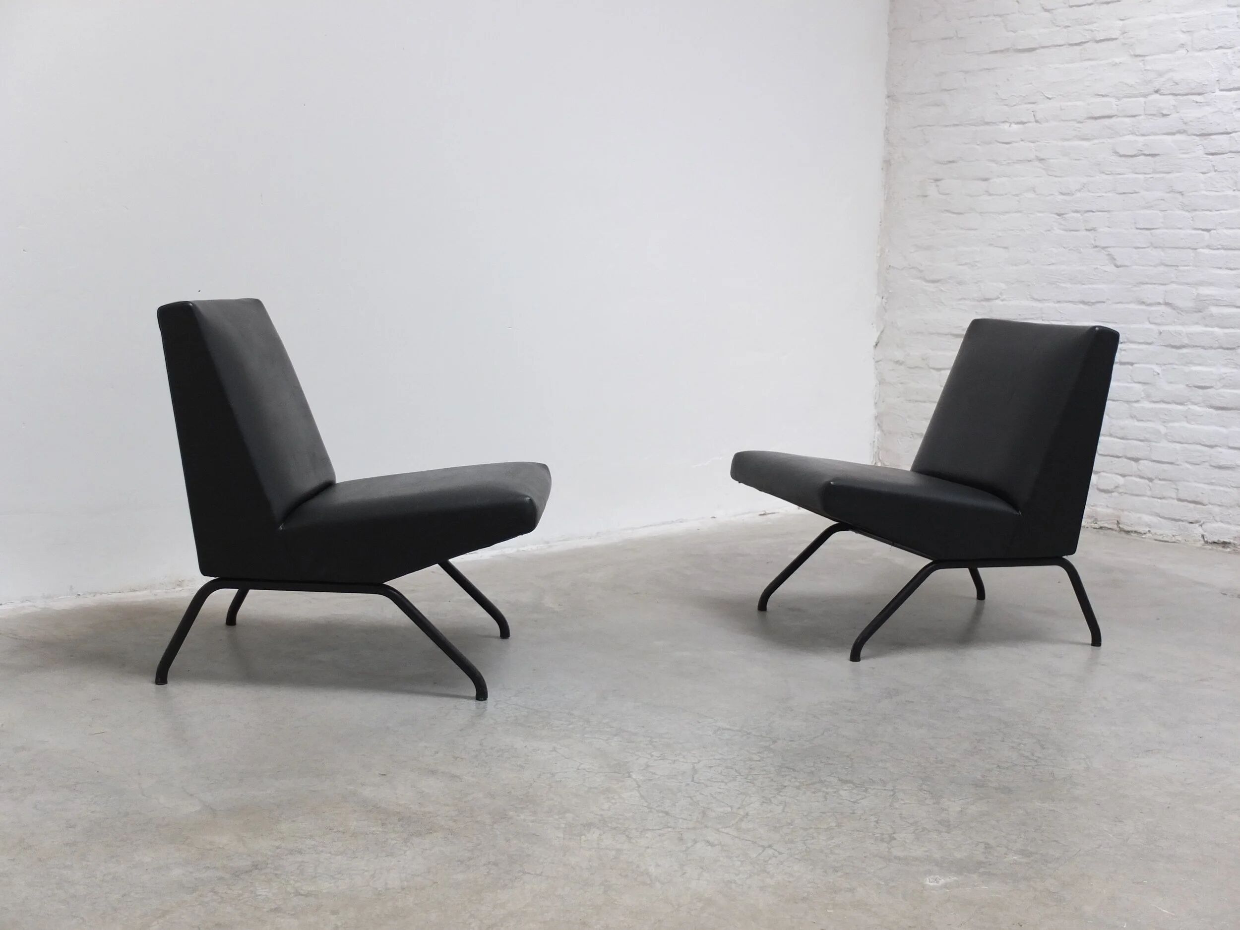 Pair of 'Visiteur' easy chairs by Pierre Guariche for Meurop, 1961