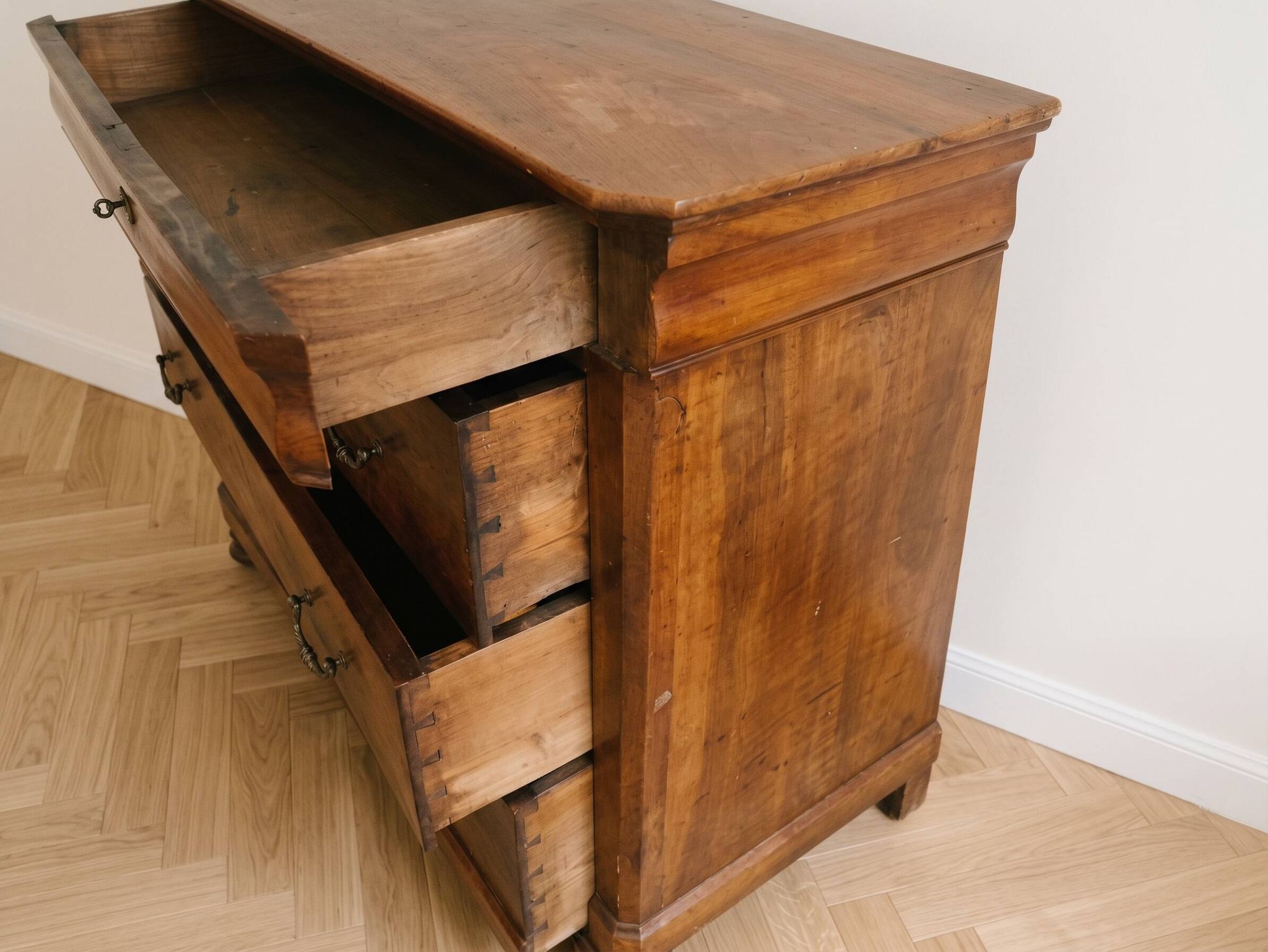 Commode ancienne en noyer massif