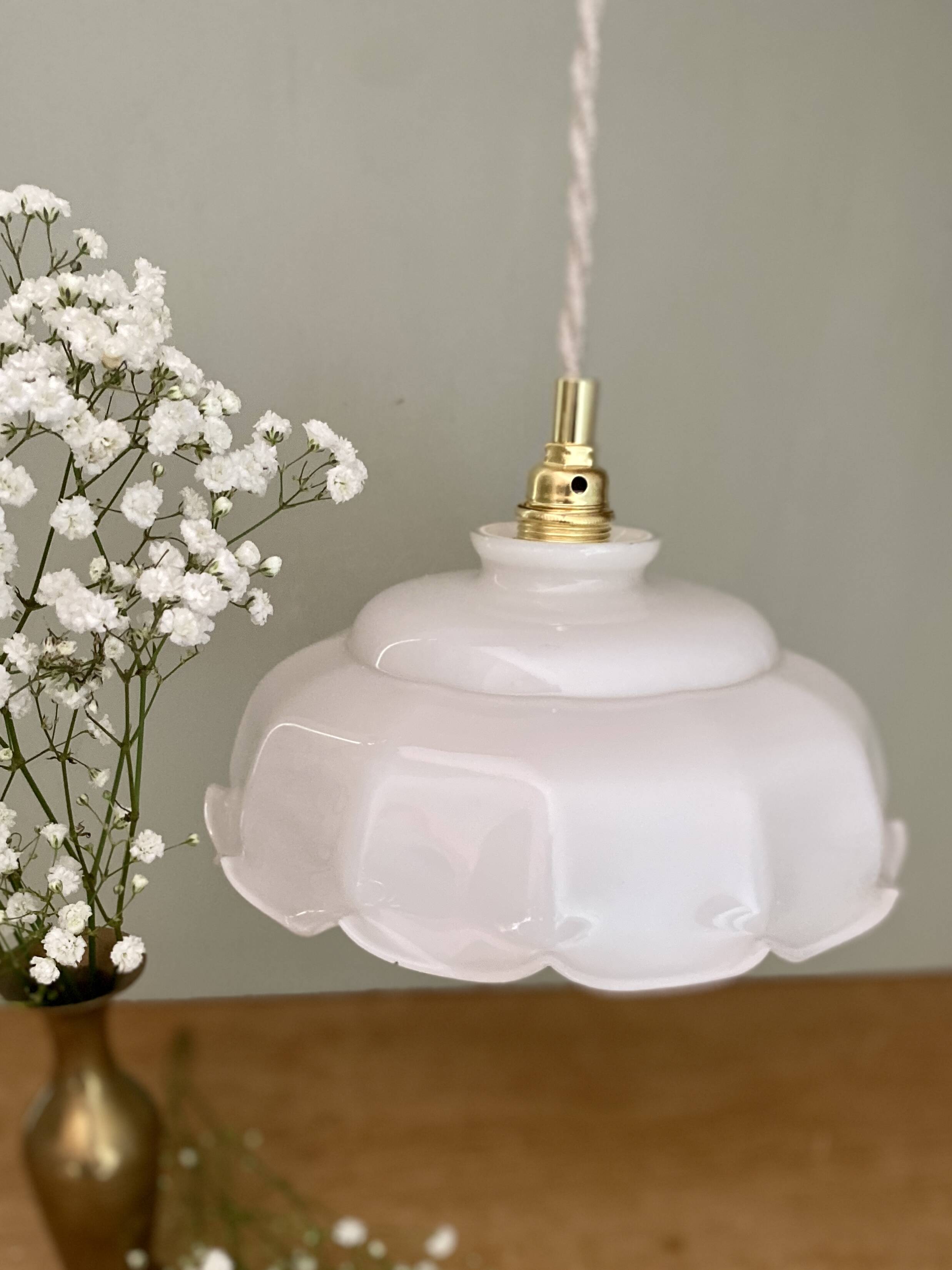 Vintage lamp lamp in white opaline