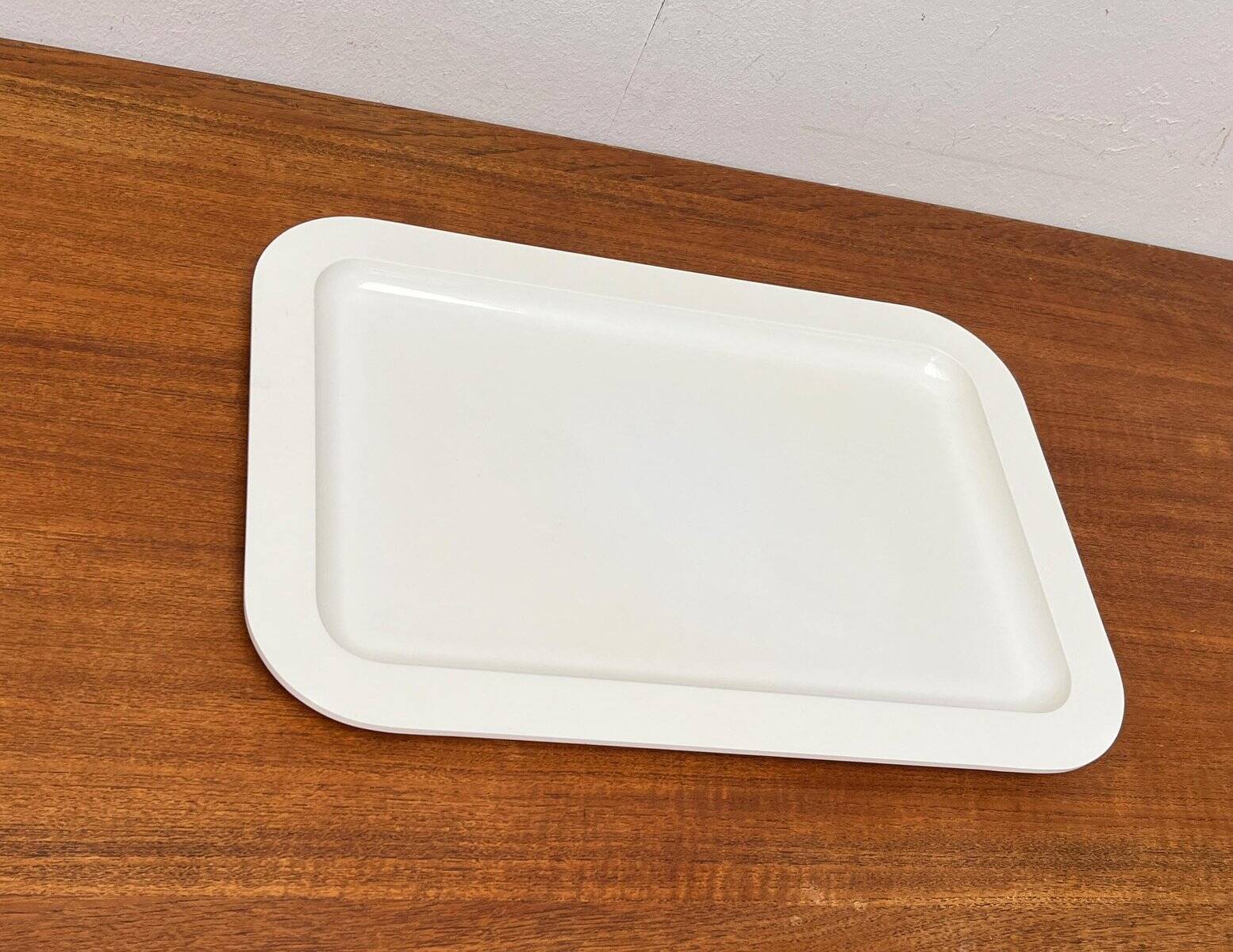 Postmodern Italian plastic plateau by Guzzini, 1980s.