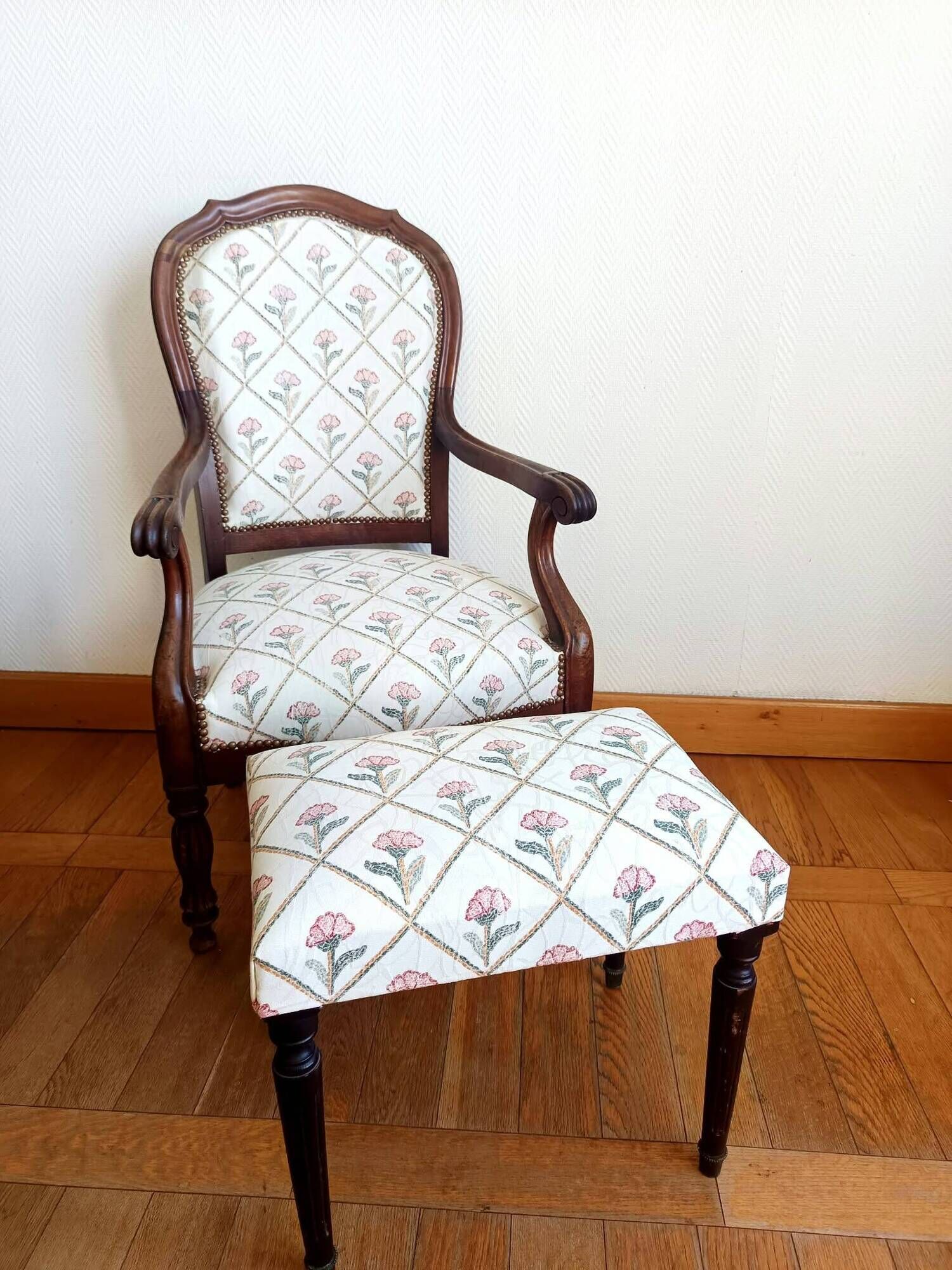Voltaire armchair and its ottoman