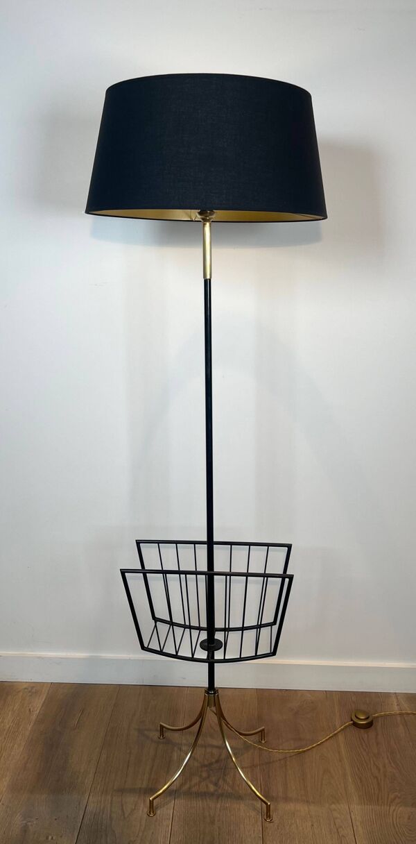 Lampadaire de parquet design en métal laqué noir et laiton intégrant un porte-revues