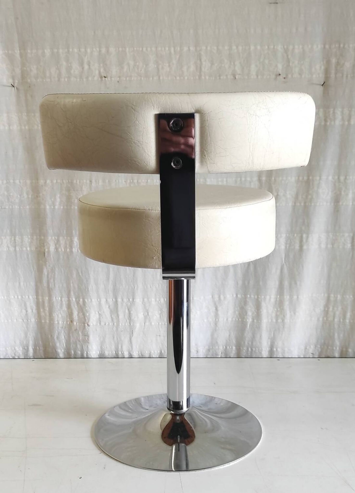 Chaise design pivotante en métal chromé et similicuir - mid. XXéme