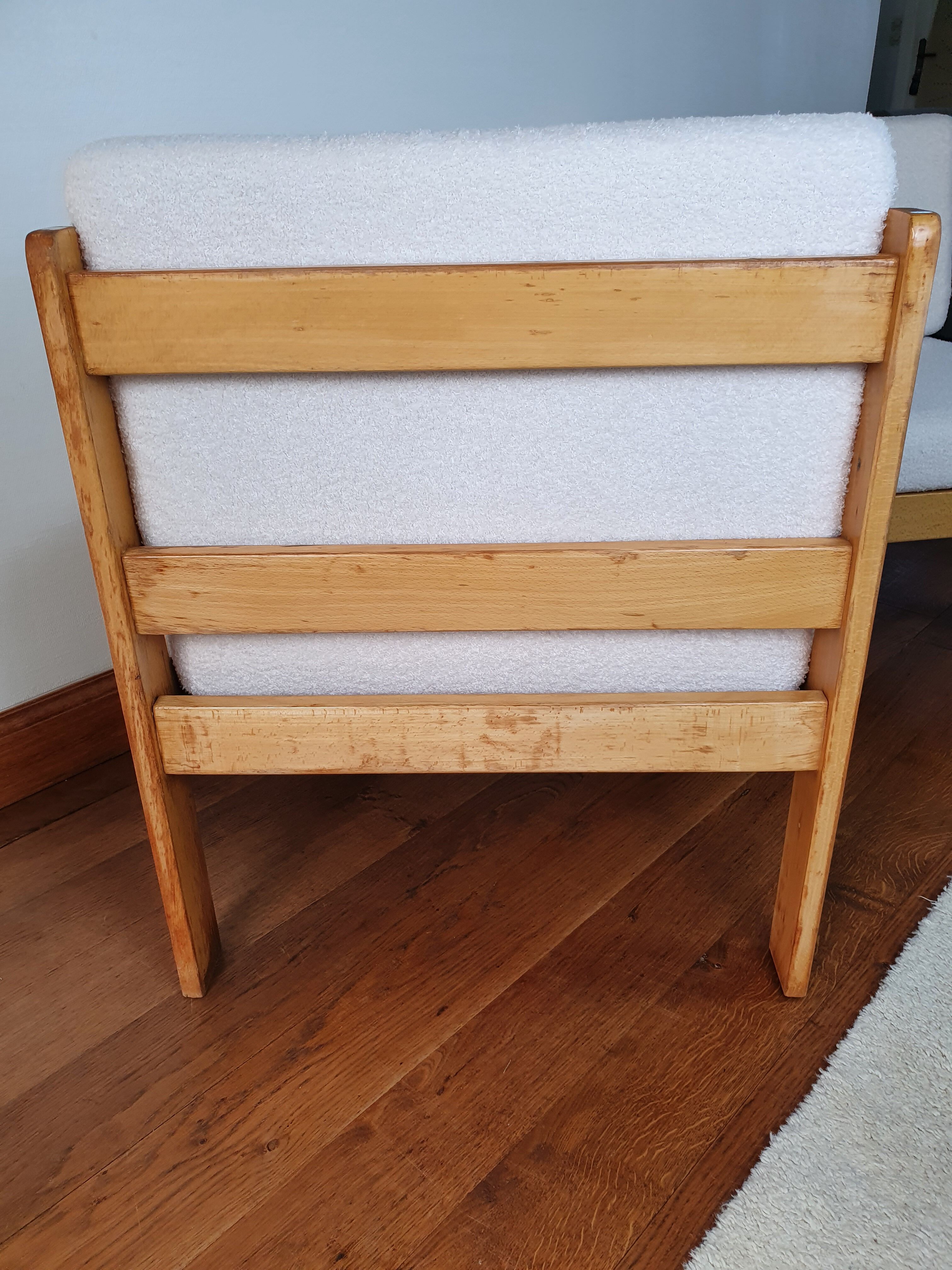Paire de chauffeuses bois et tissu bouclette