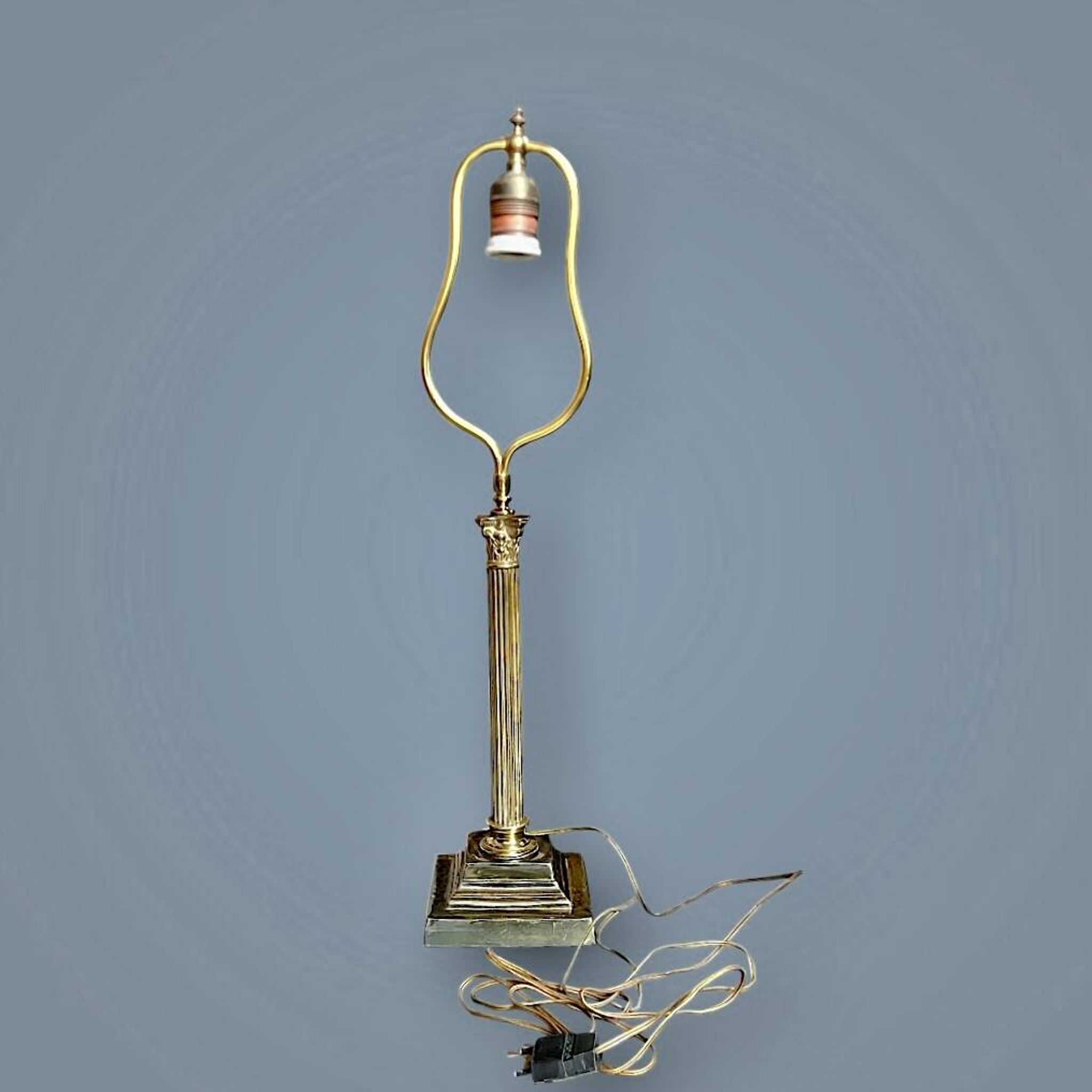 Antique lamp base in patinated brass – fluted column – H 60 cm