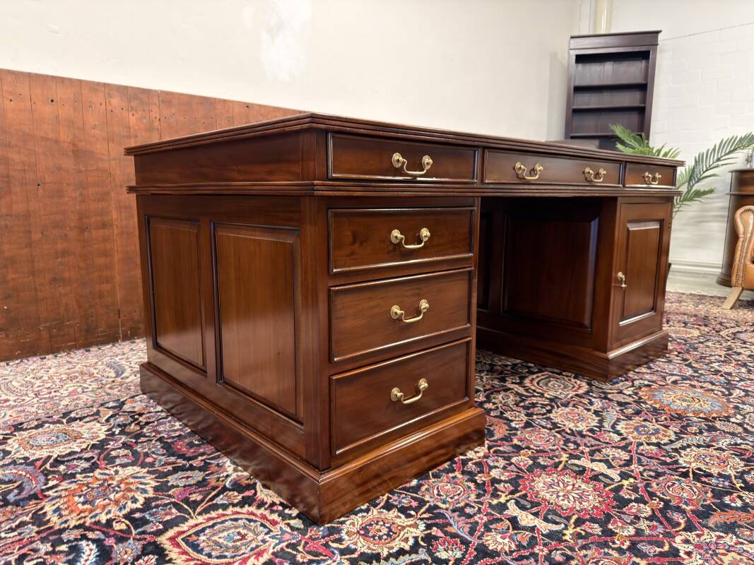 Large English Chesterfield Desk Partnerdesk