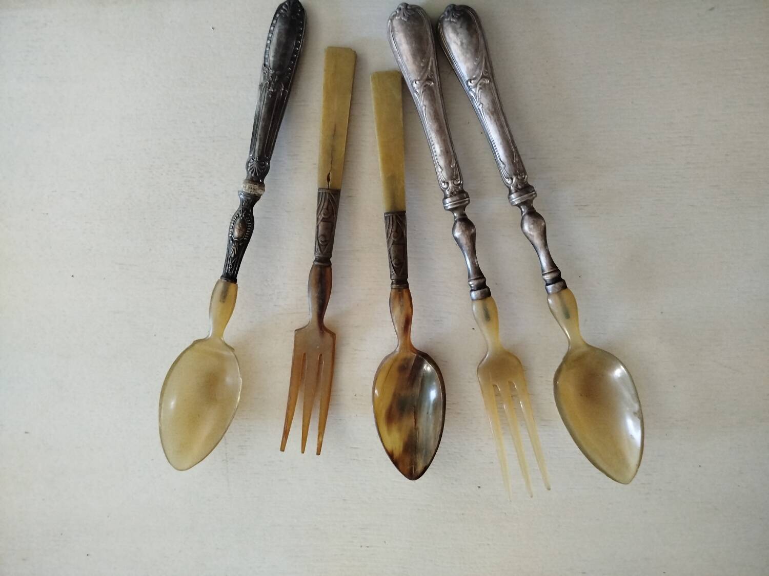 Couverts anciens corne et argent