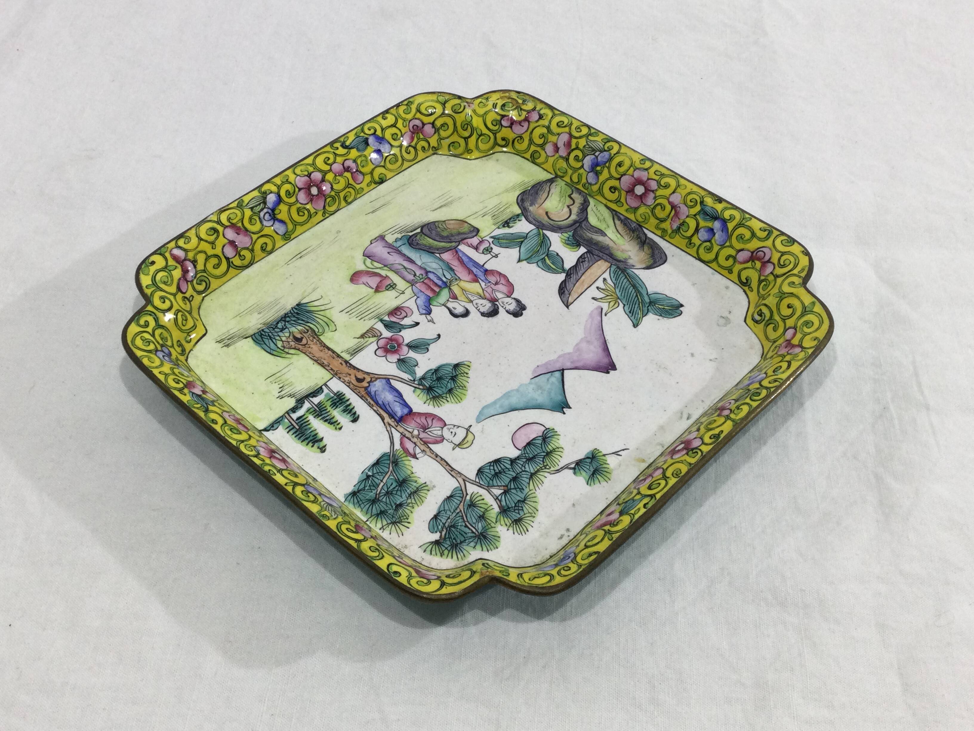 Plateau asiatique en cuivre émaillé