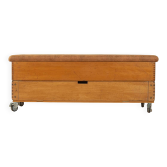 Coffre de rangement comme meuble à chaussures, banc sur roulettes