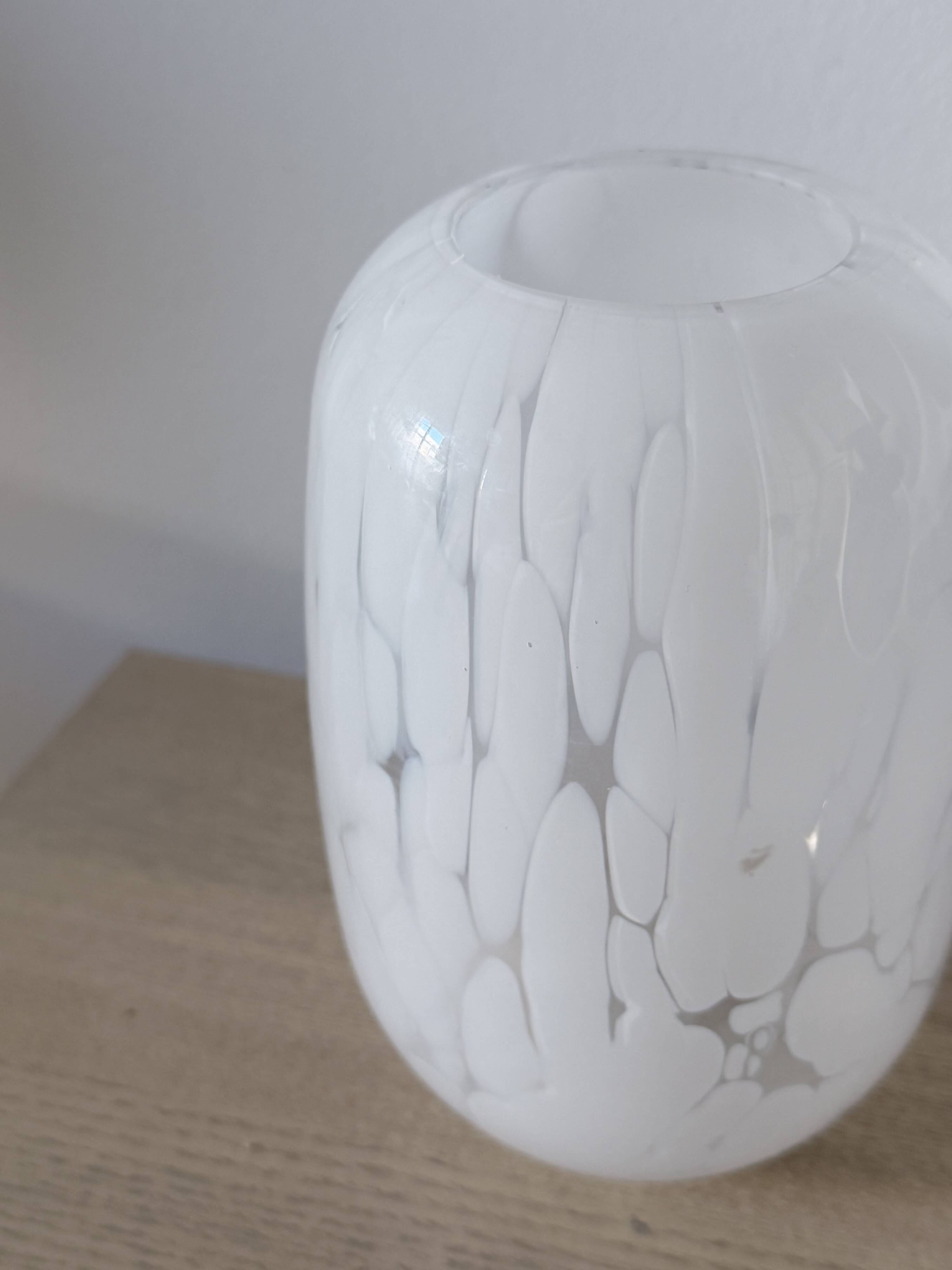 Petit vase en verre blanc moucheté