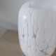 Petit vase en verre blanc moucheté