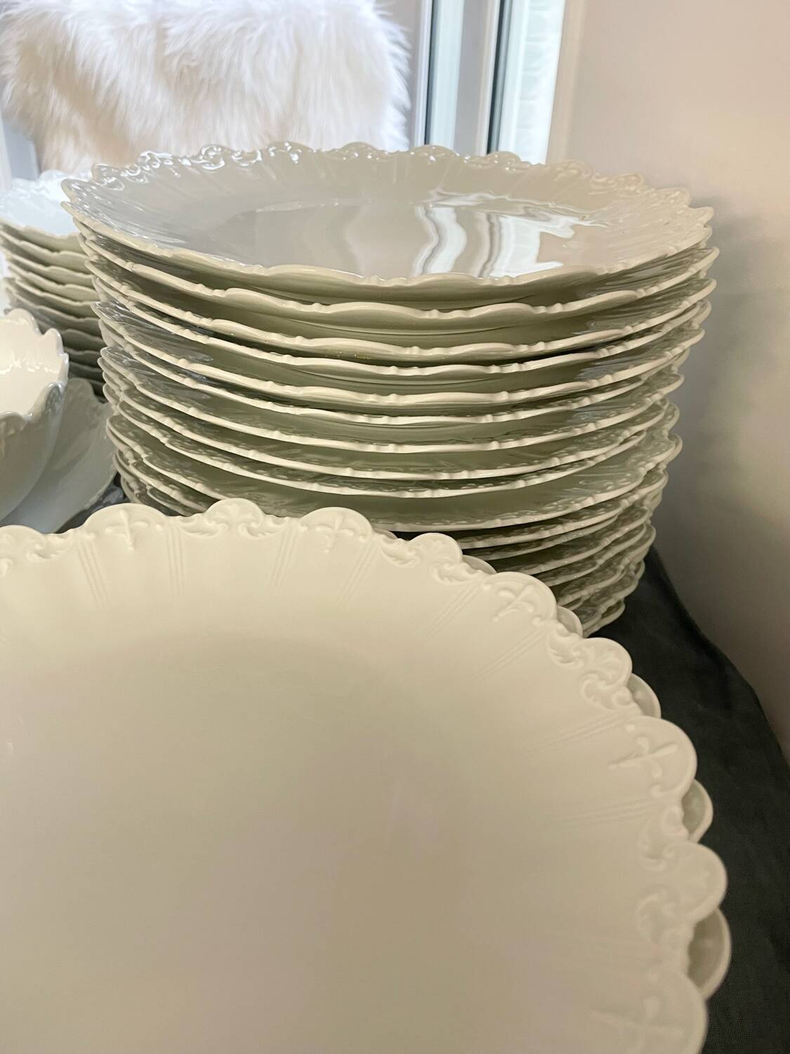 Prestigious 62-piece dinnerware set in vintage 70's Limoges white porcelain by Raynaud