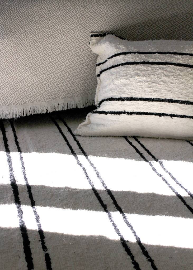 Handwoven rug - White and black lines - recycled cotton - 170 x 240 cm