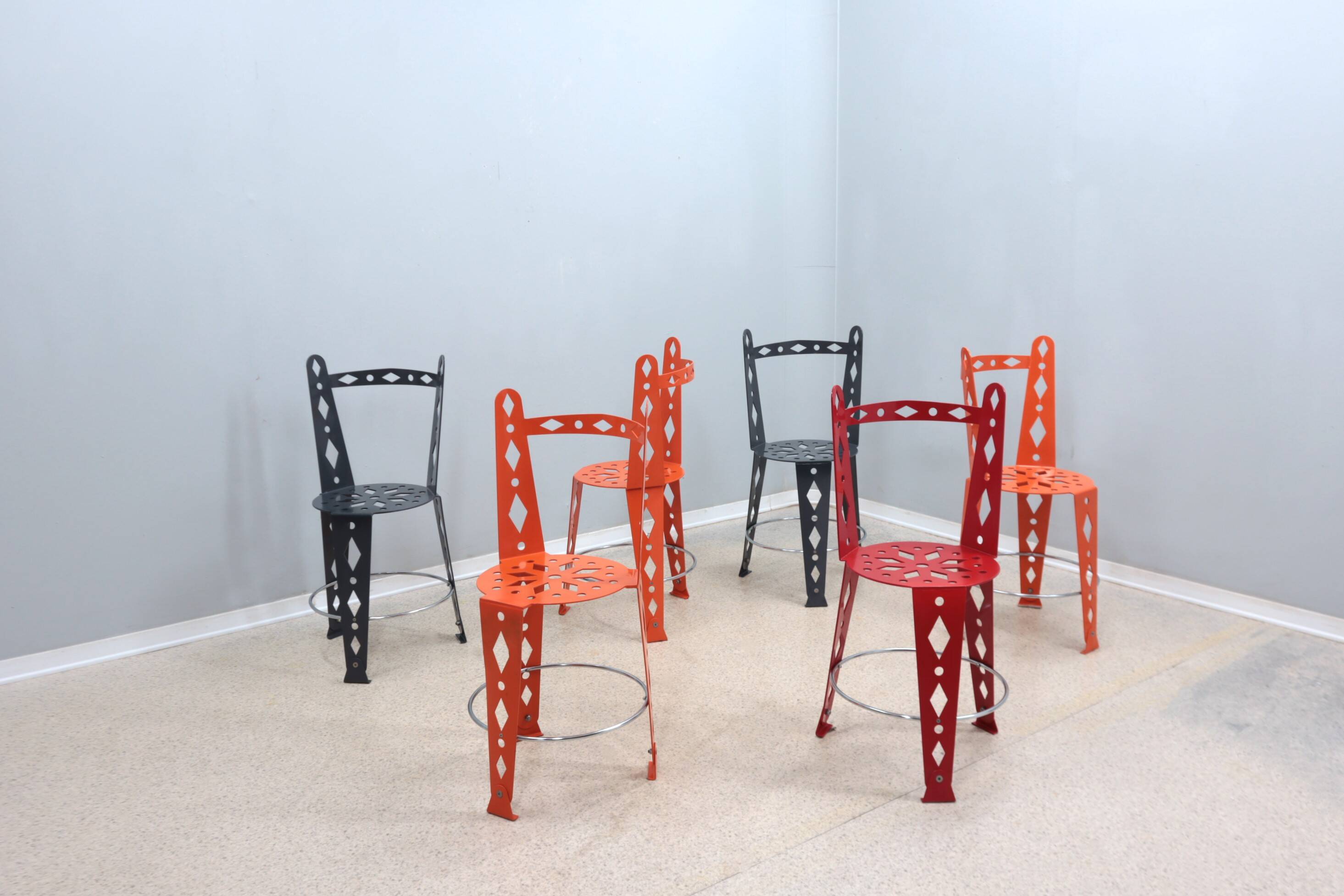 Suite de 6 chaises post-modernes en métal laqué artifort années 2000
