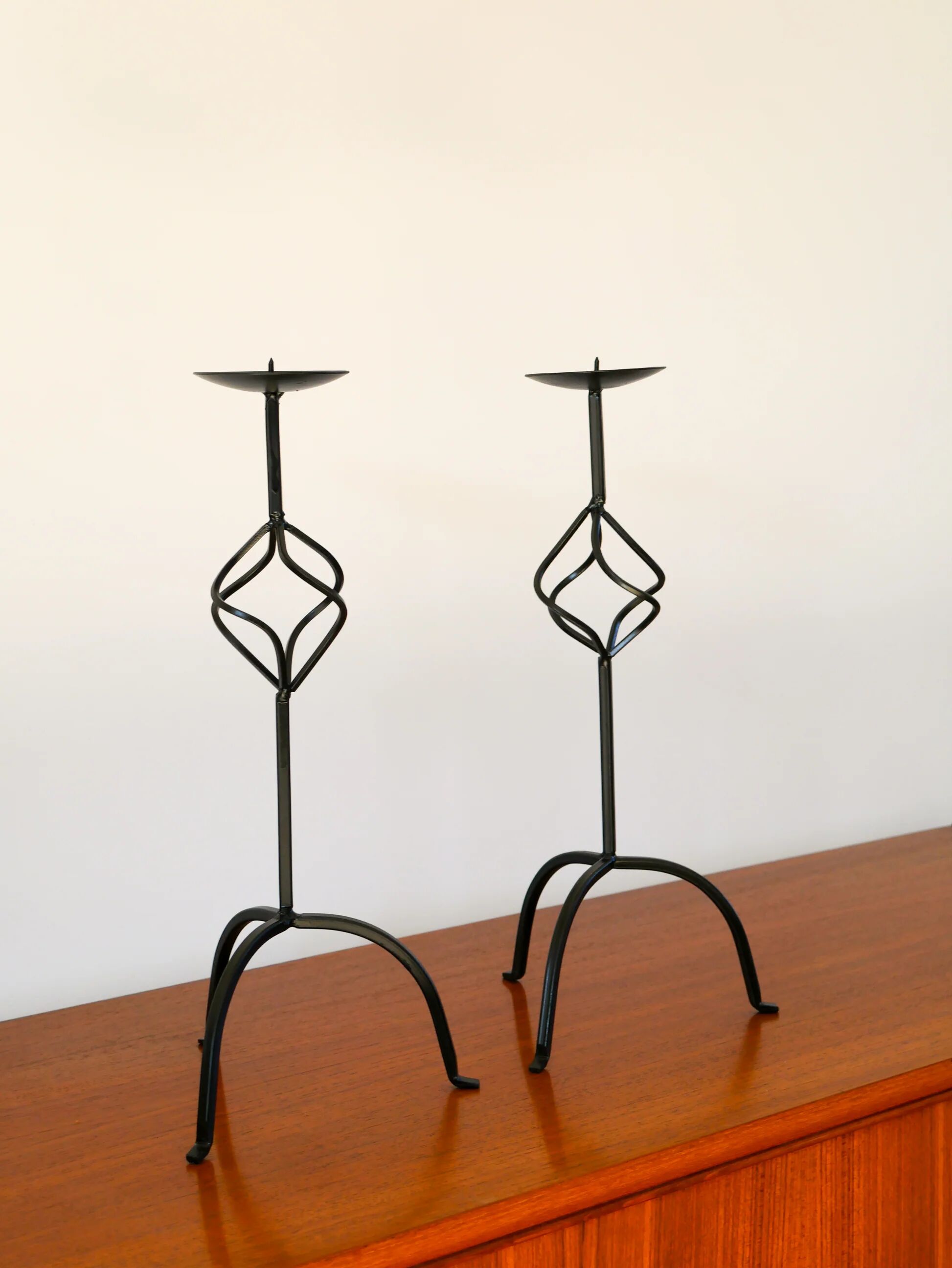 Paire de chandeliers tripodes torsadés en fer noir, brutaliste, 1970 - 44 cm